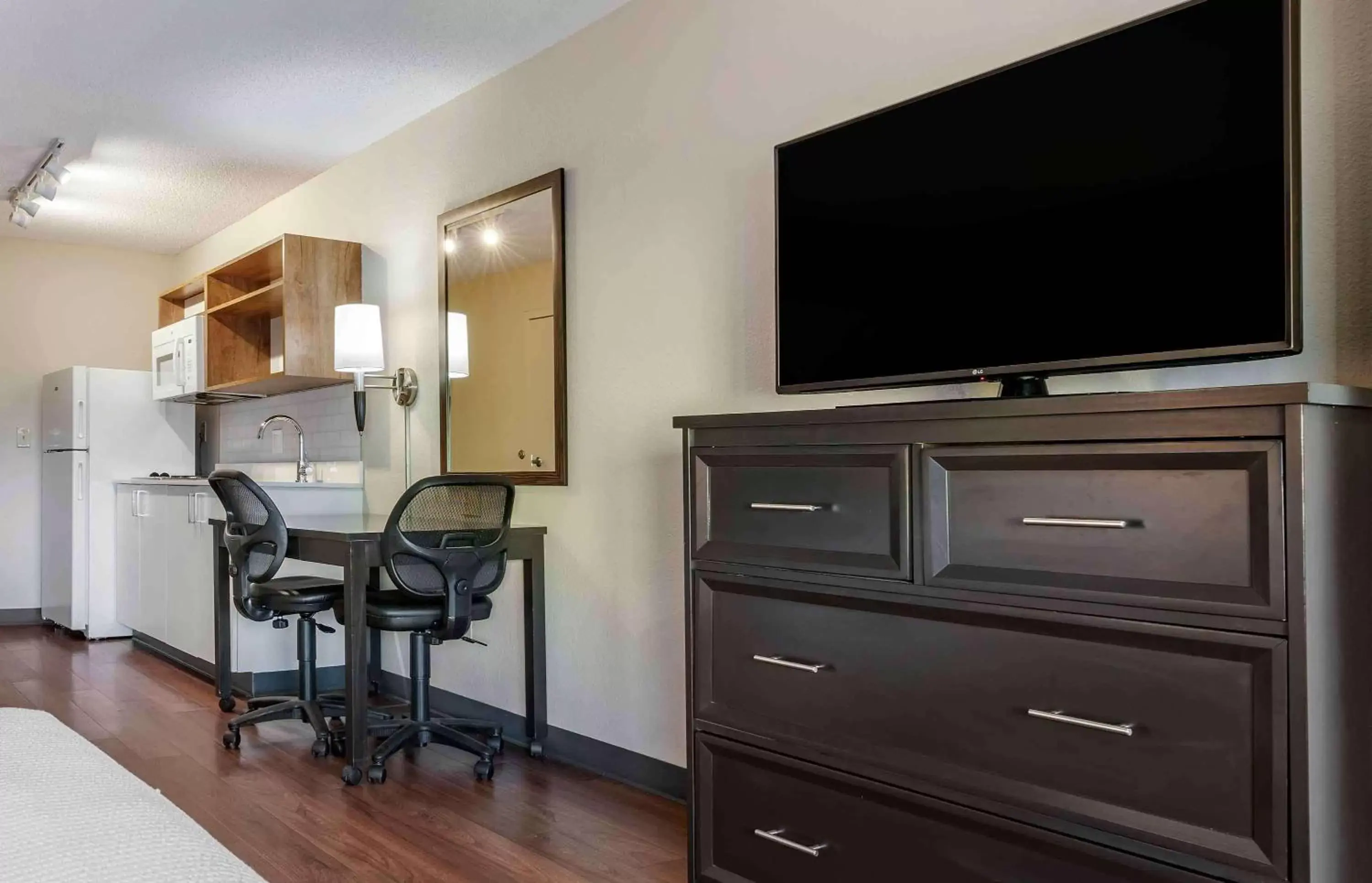 Bedroom, TV/Entertainment Center in Extended Stay America Premier Suites - Union City - Dyer St