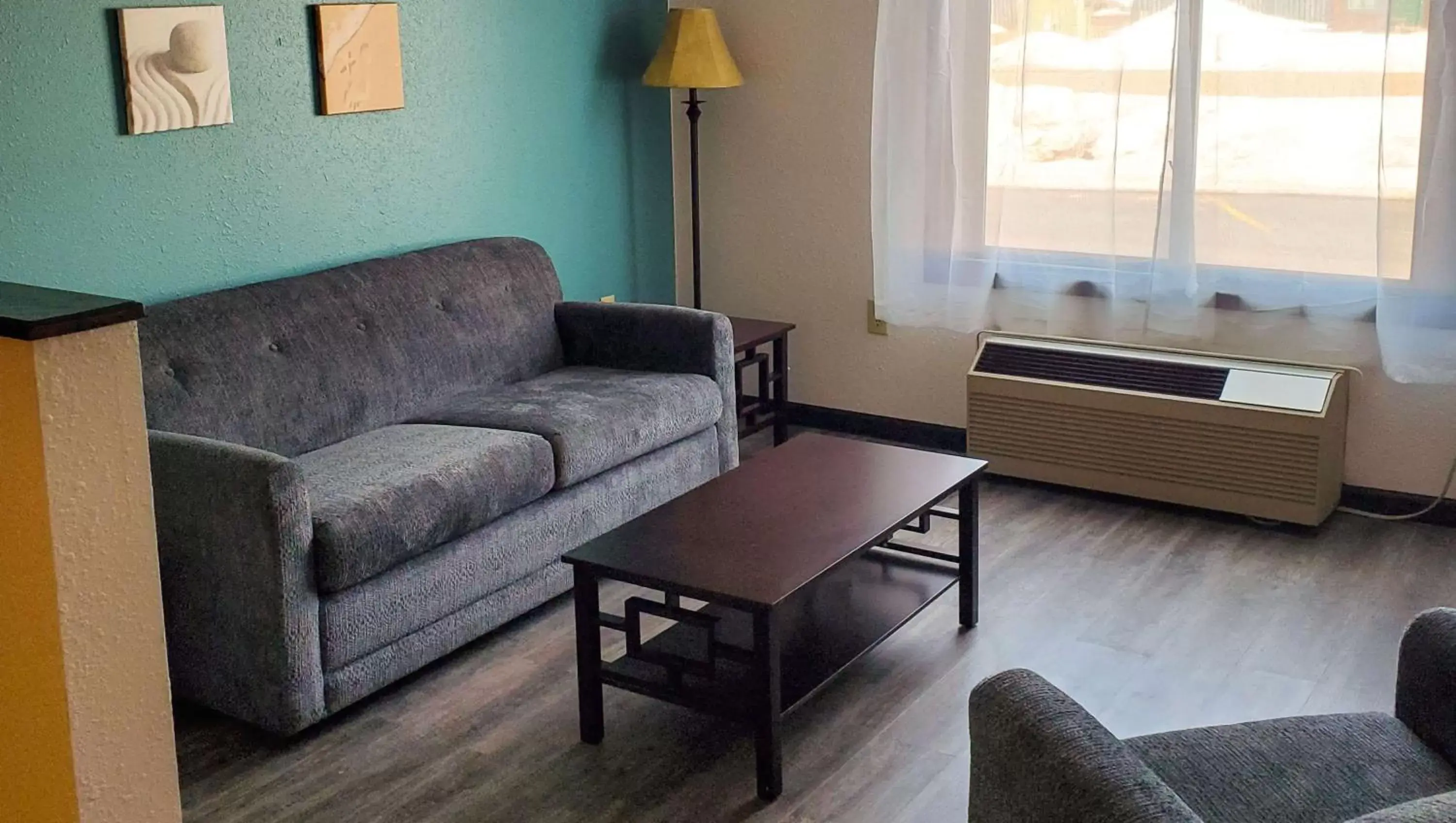 Photo of the whole room, Seating Area in Jasper Ridge Inn Ishpeming