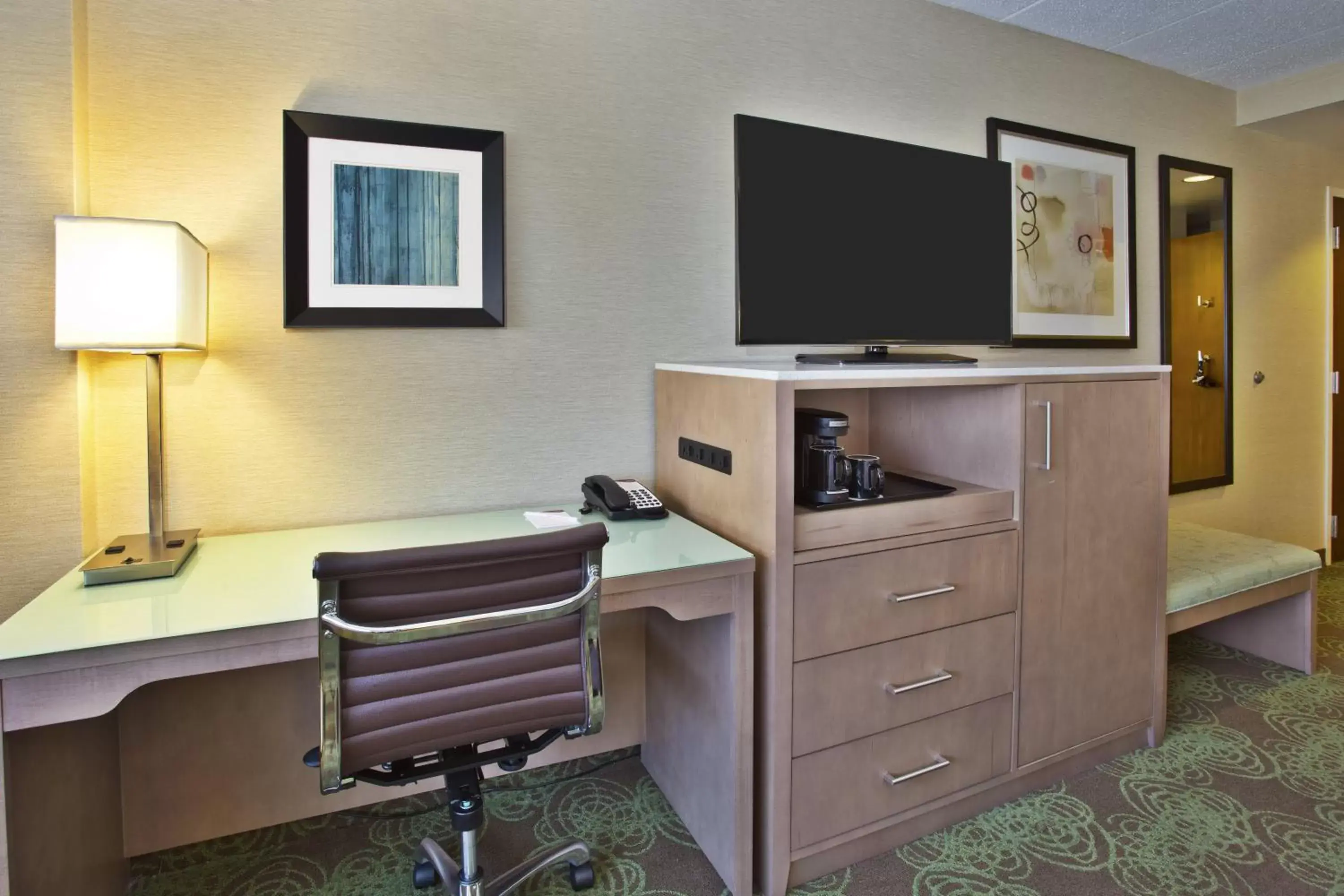 Bedroom, TV/Entertainment Center in Crowne Plaza Lansing West, an IHG Hotel