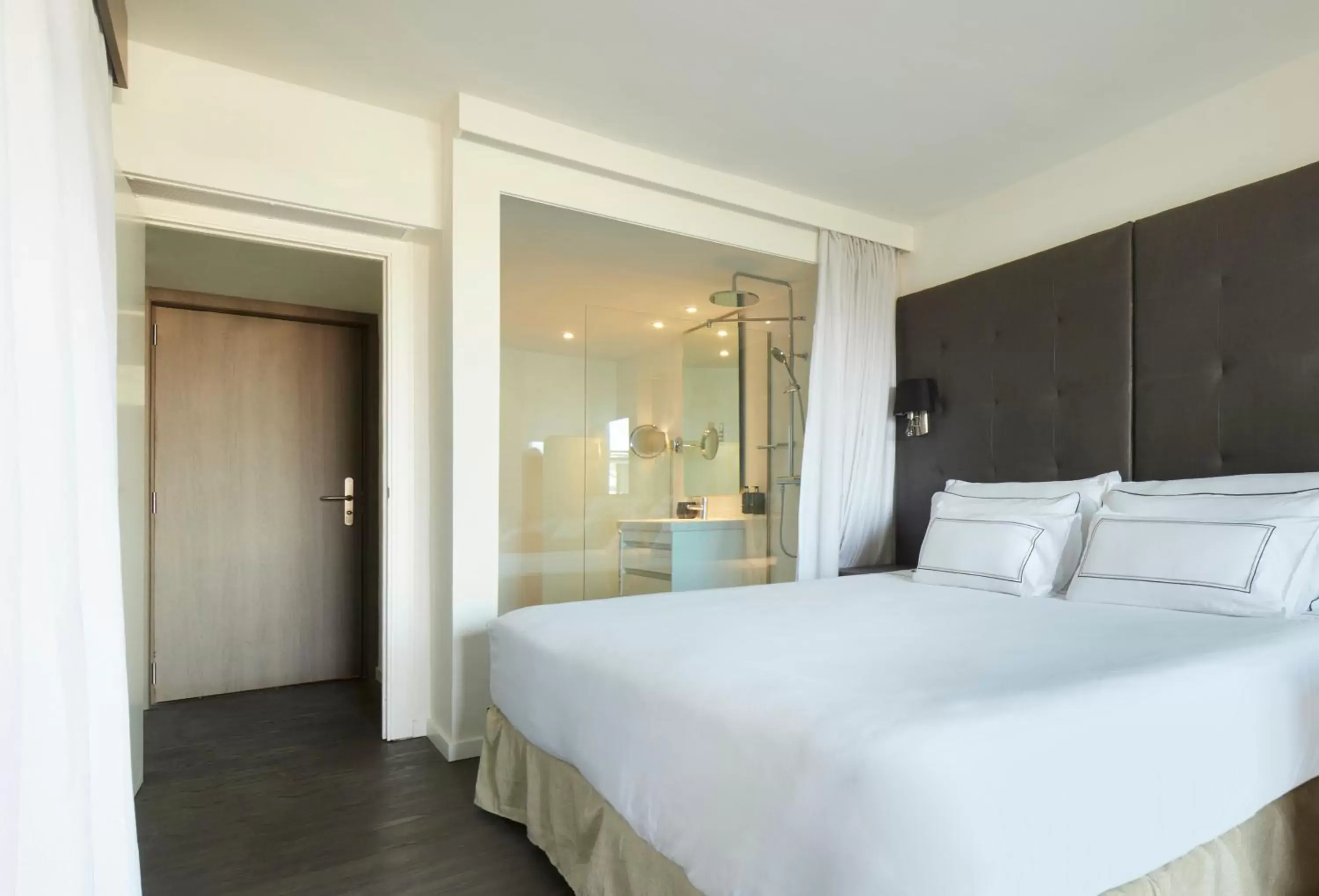 Photo of the whole room, Bed in Meliá Palma Marina