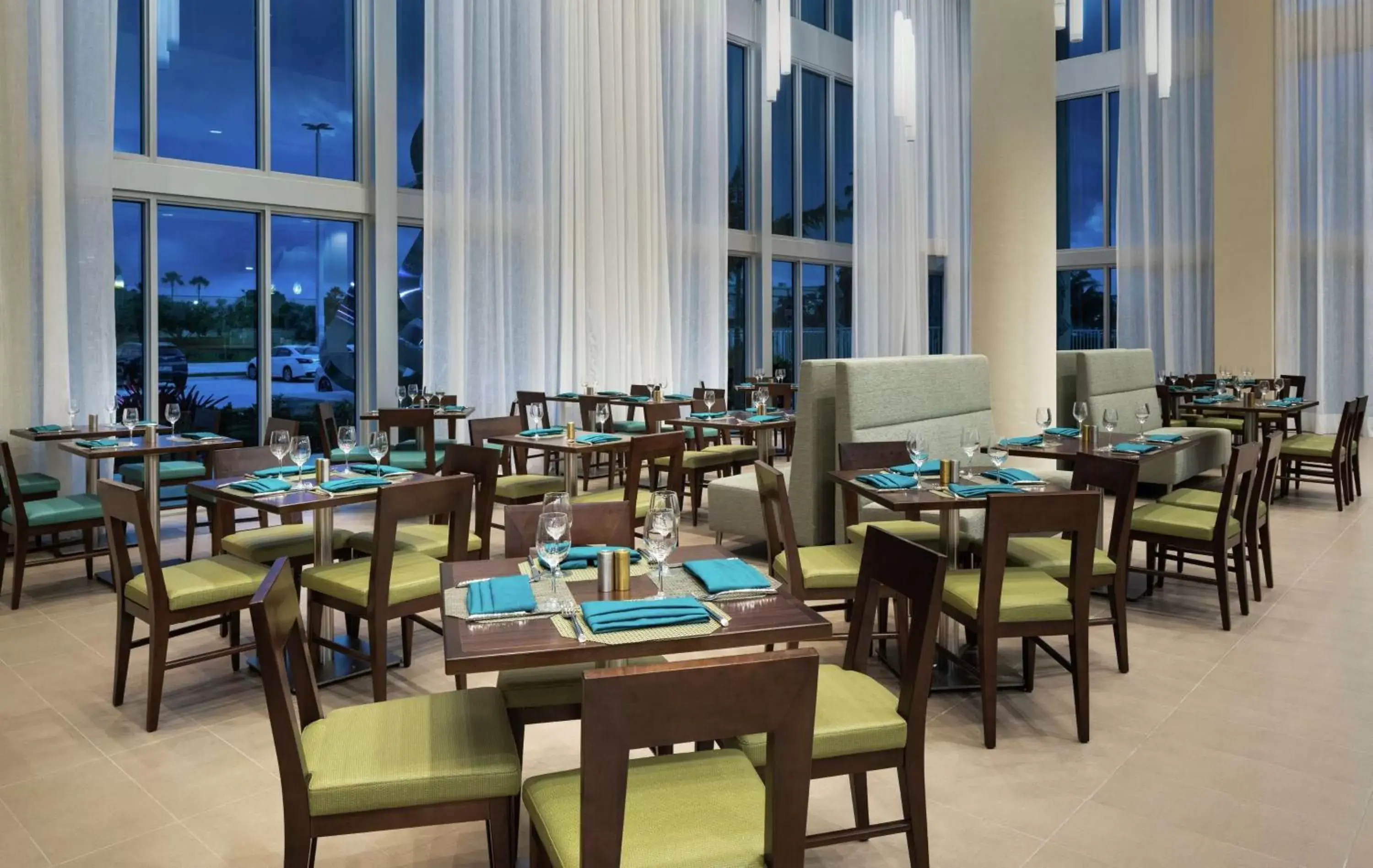 Dining area, Restaurant/Places to Eat in DoubleTree by Hilton Miami Doral
