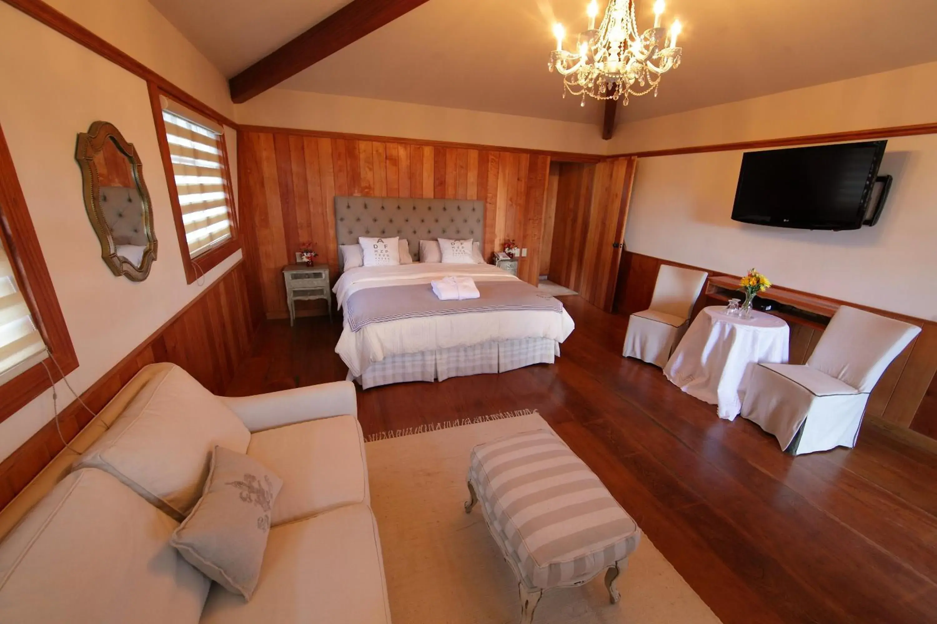 Photo of the whole room, Bed in Hotel Finca Lerida Coffee Plantation and Boutique Hotel