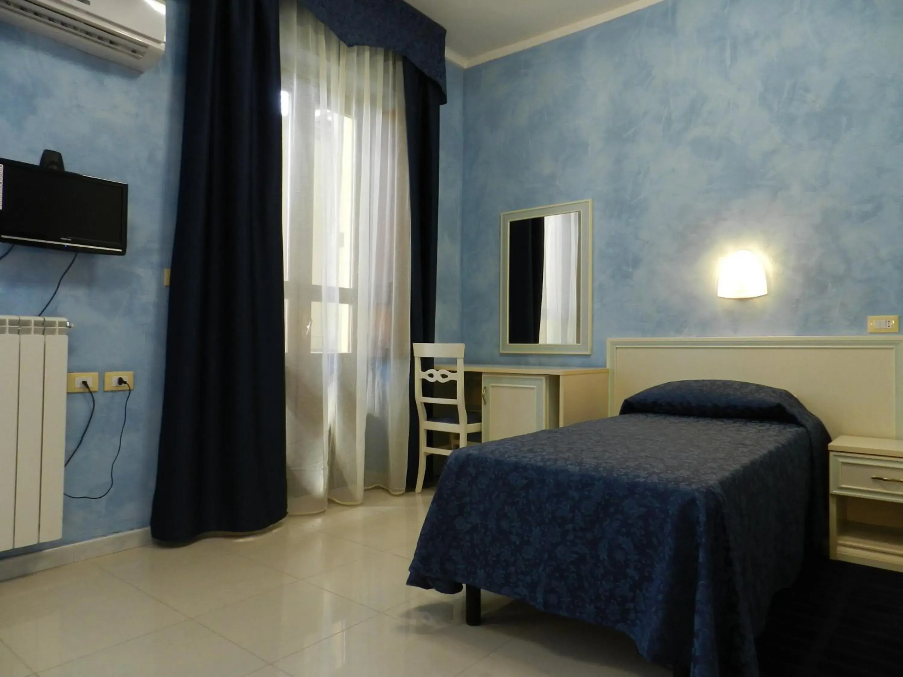 Photo of the whole room, Bed in Hotel Air Palace Lingotto