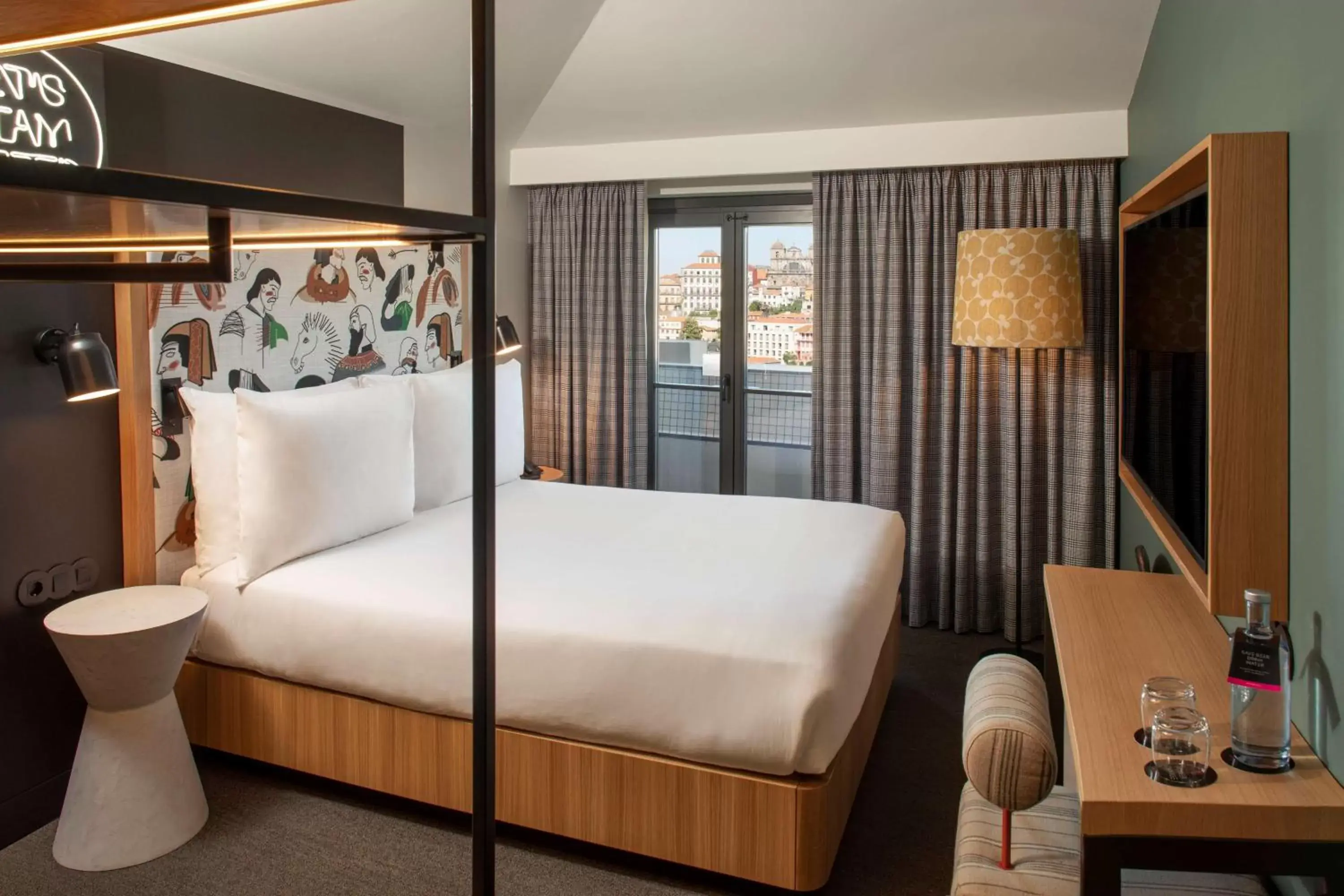 Bed in Se Catedral Hotel Porto, Tapestry Collection By Hilton