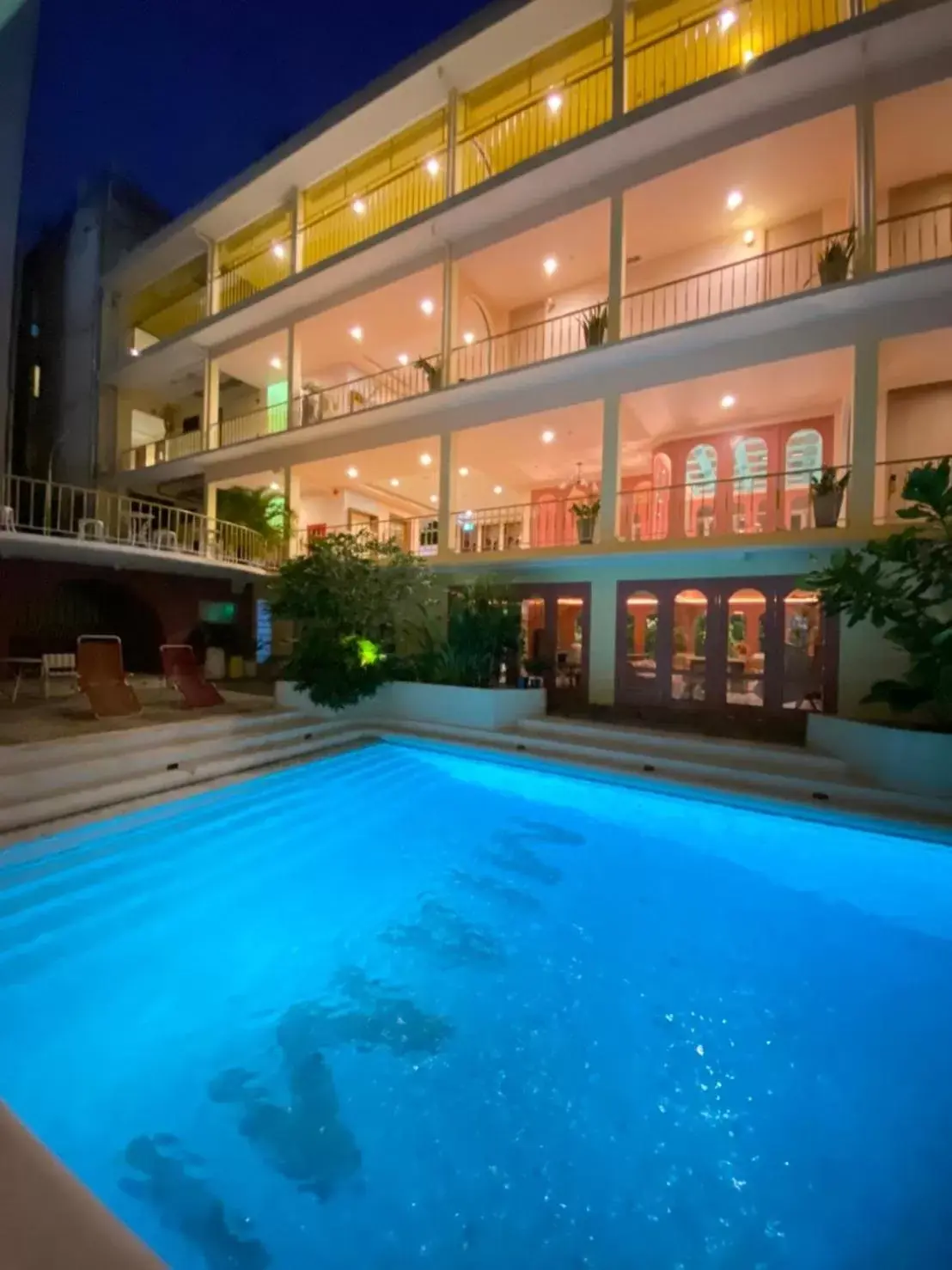 Swimming pool in Miami Hotel Bangkok Swimming pool in Miami Hotel Bangkok