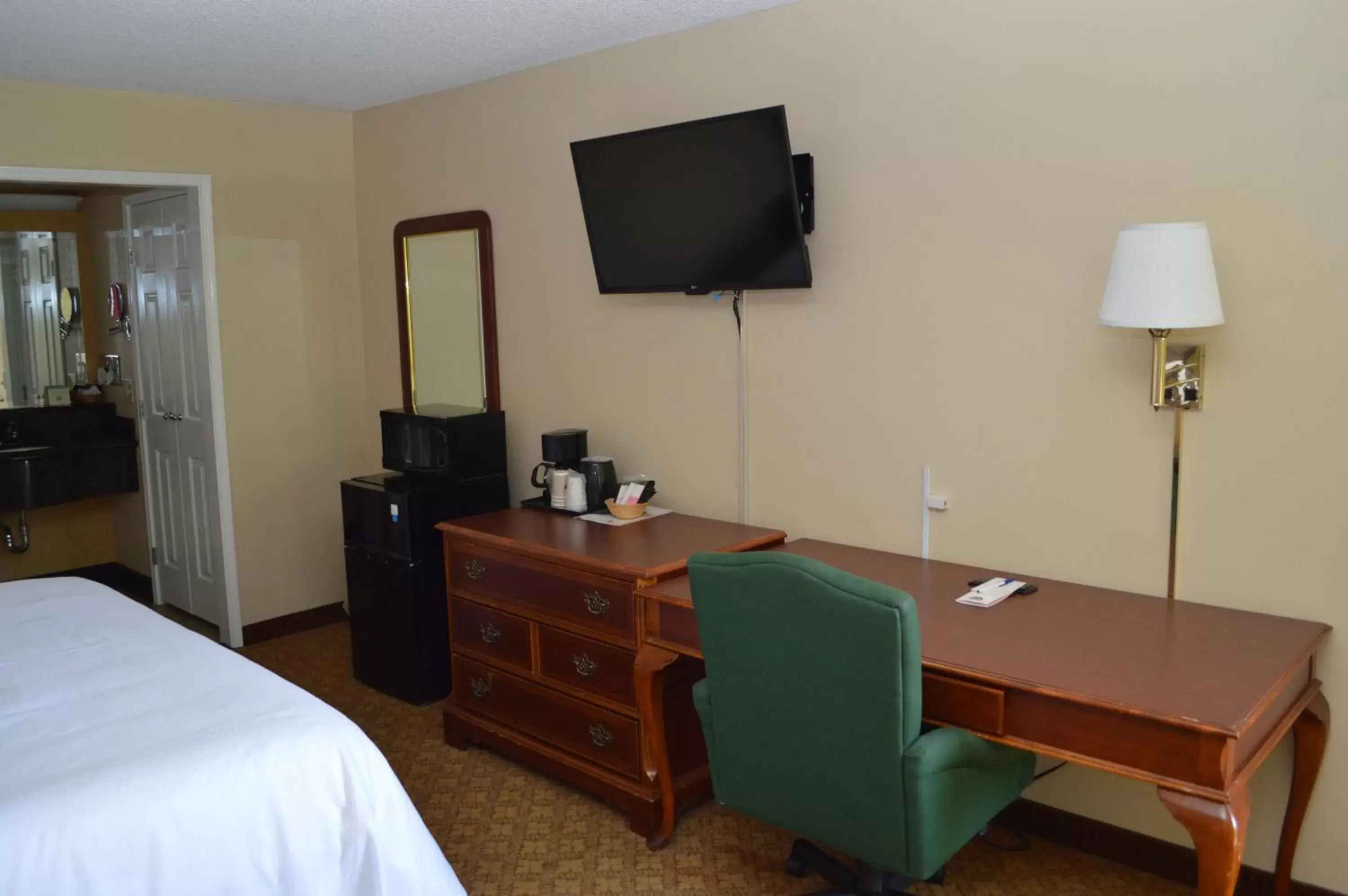 Bedroom in Ontario Airport Inn