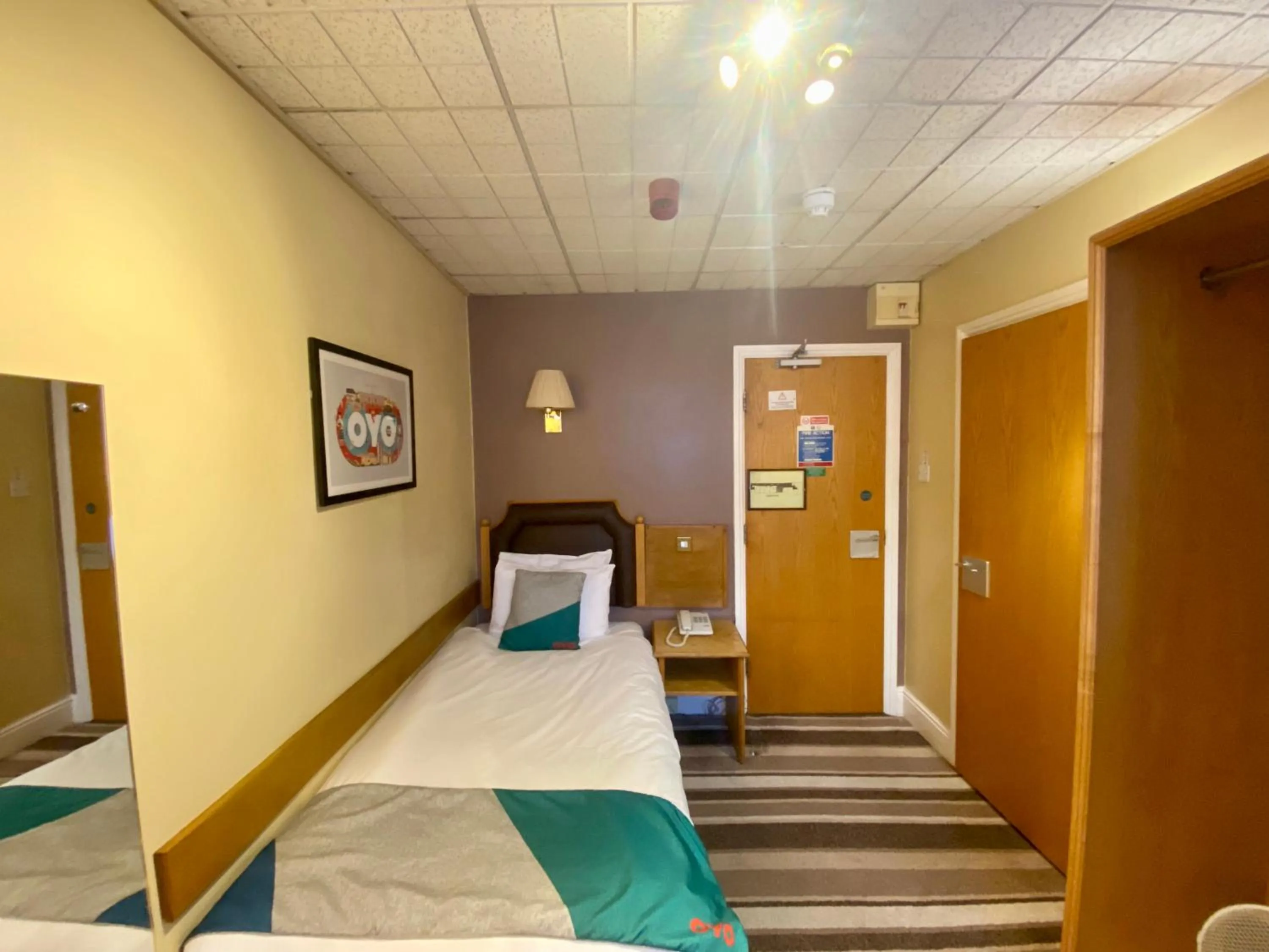 Bedroom, Bed in Cardiff Sandringham Hotel