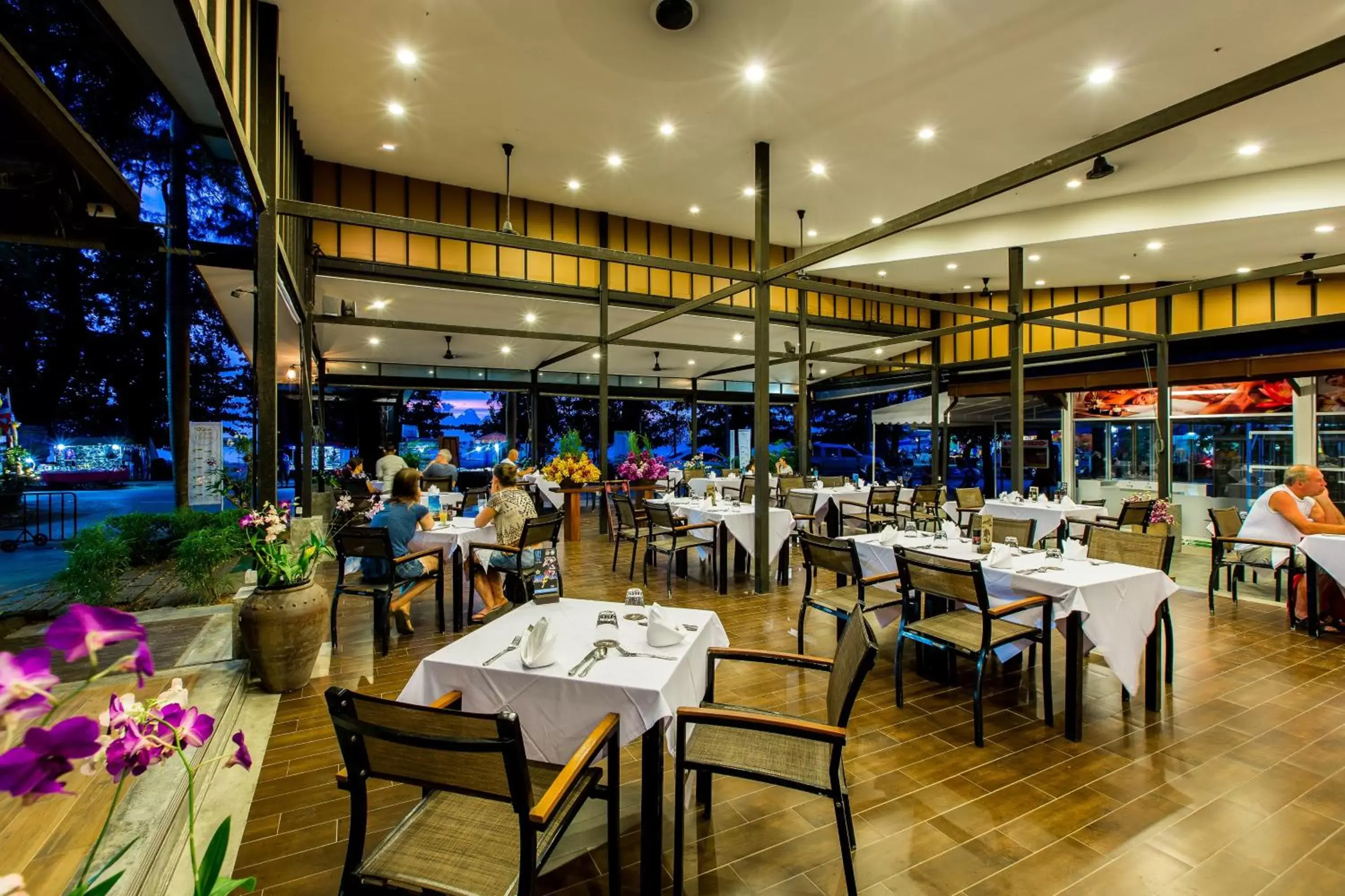 Restaurant/Places to Eat in Nai Yang Beach Resort and Spa