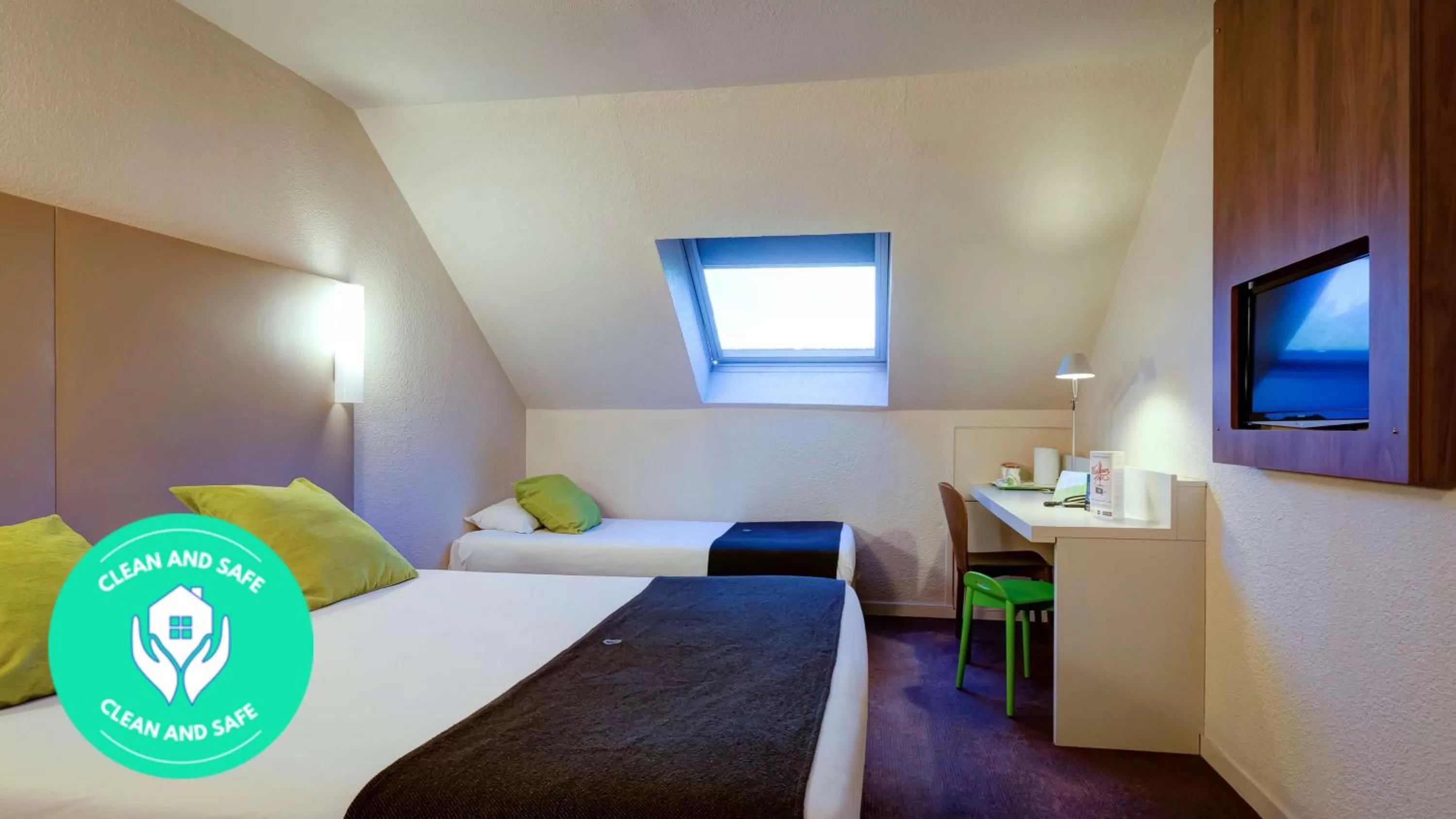 Shower, Bed in Campanile Genève - Ferney-Voltaire