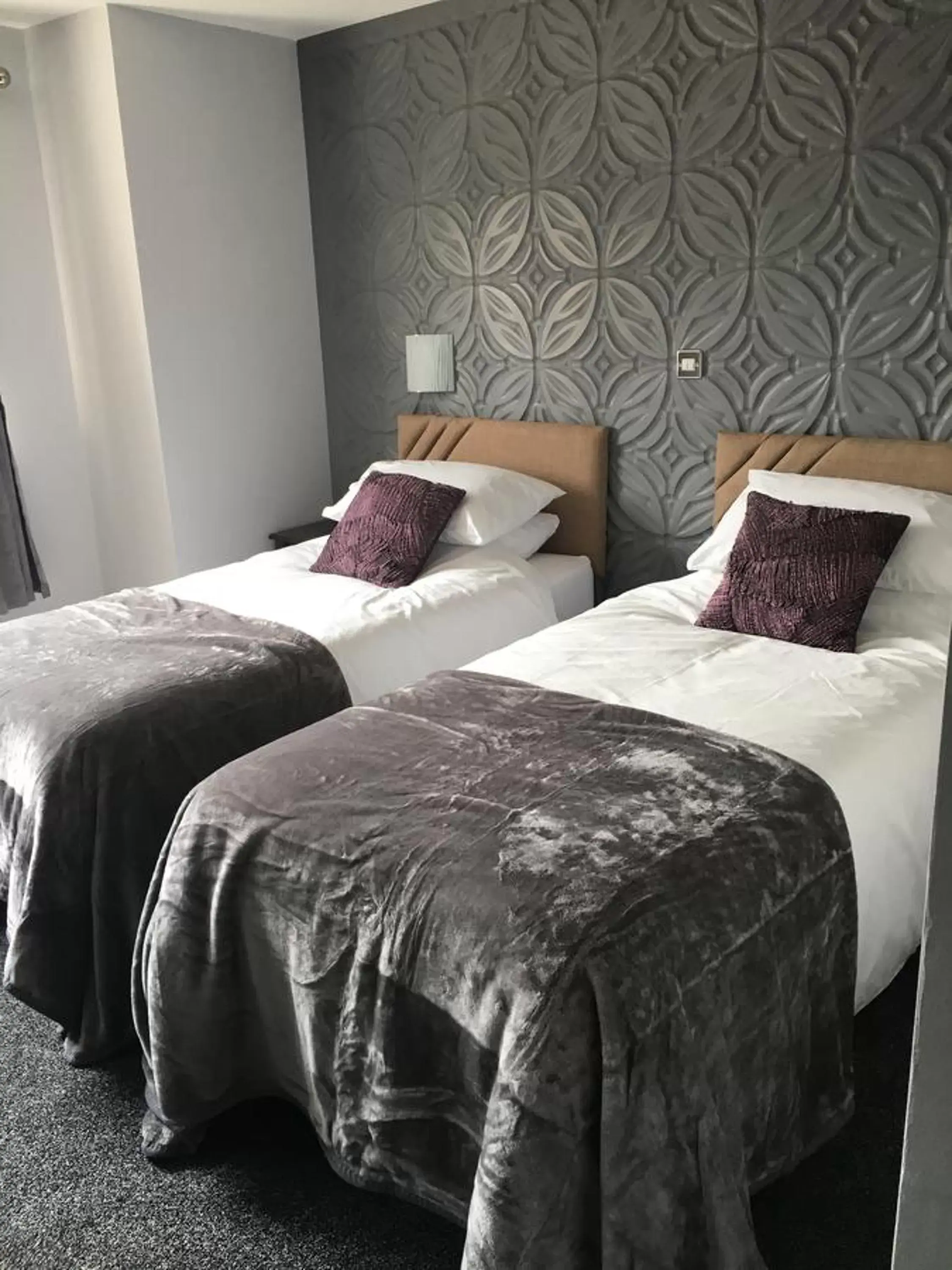 Bed in Highgate Inn Hotel