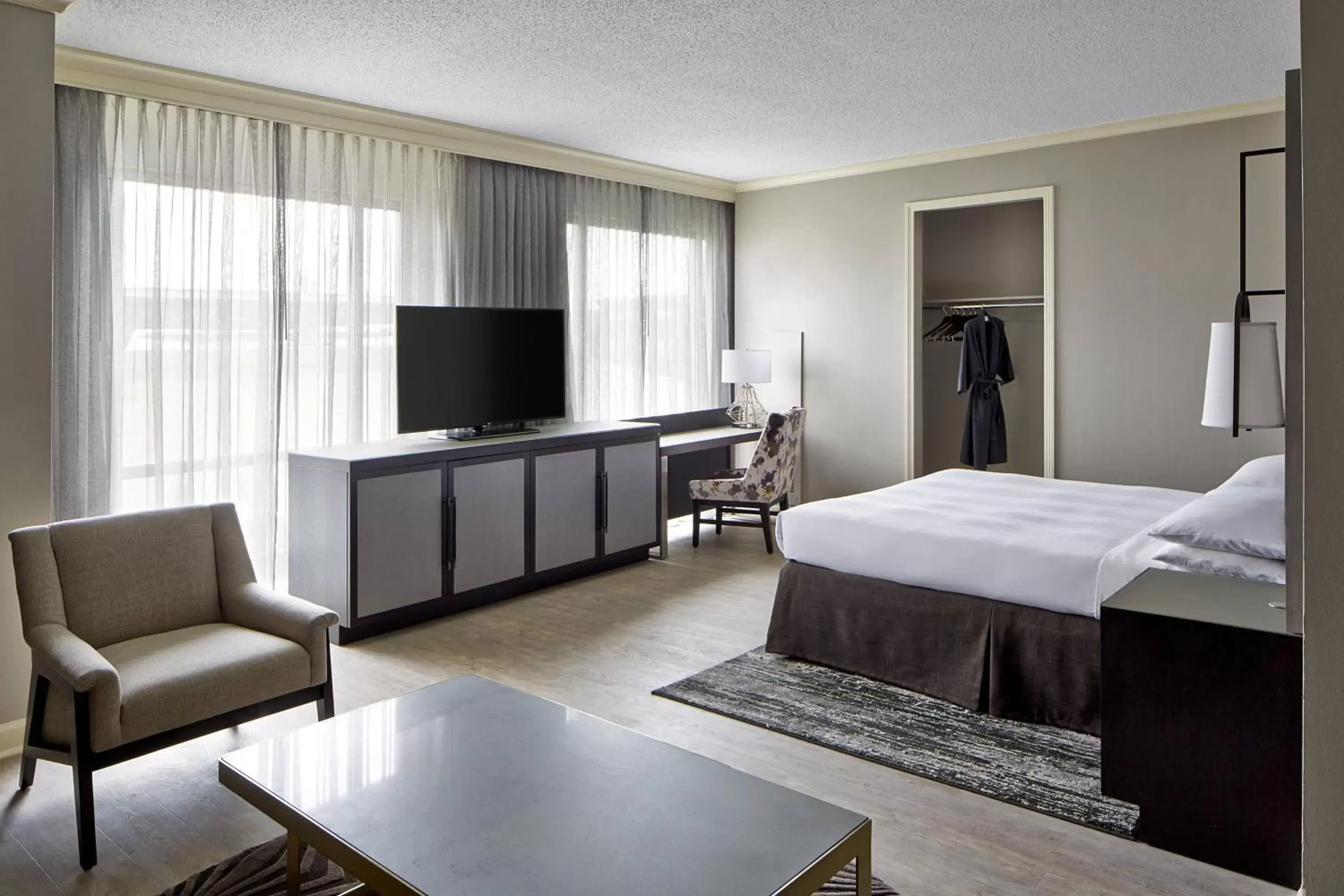 Bedroom, TV/Entertainment Center in Dallas/Plano Marriott at Legacy Town Center
