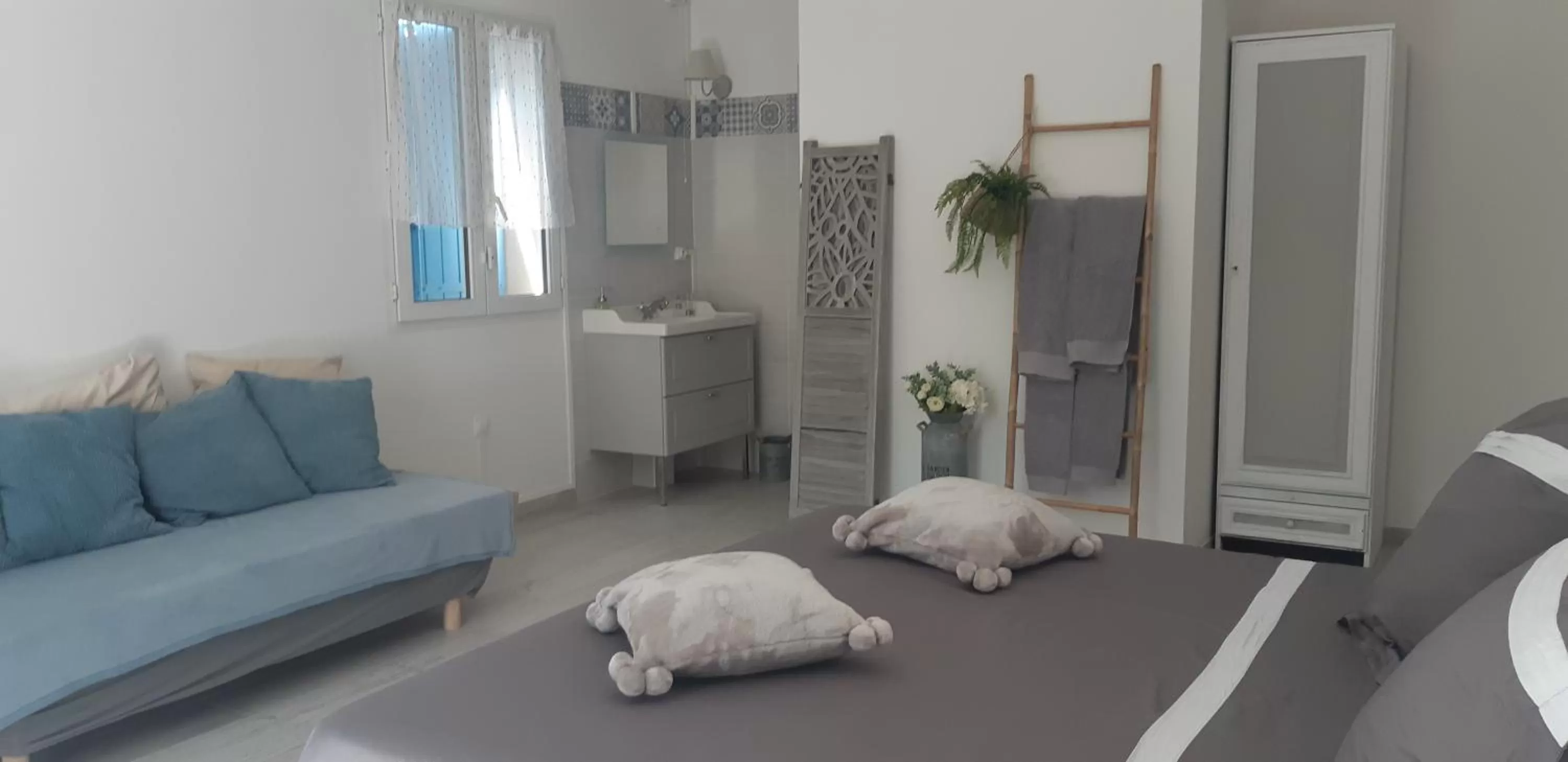 Bedroom, Bed in Maison d'Hôtes & Spa La Chêneraie-Provence Ventoux