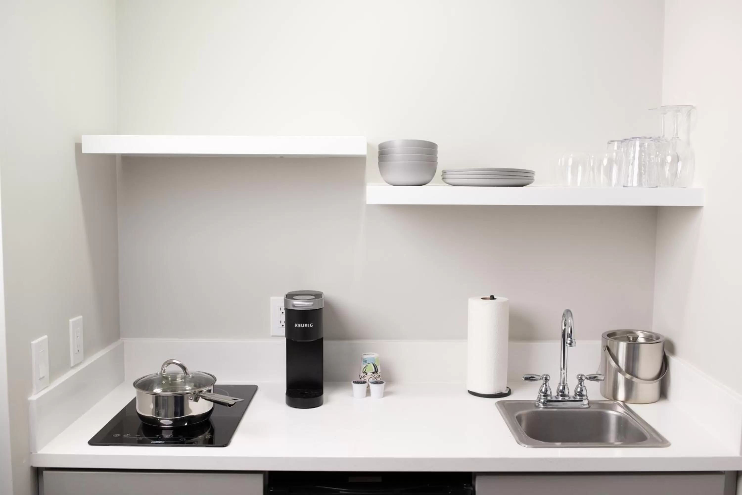 Kitchen or kitchenette in Omeo Suites