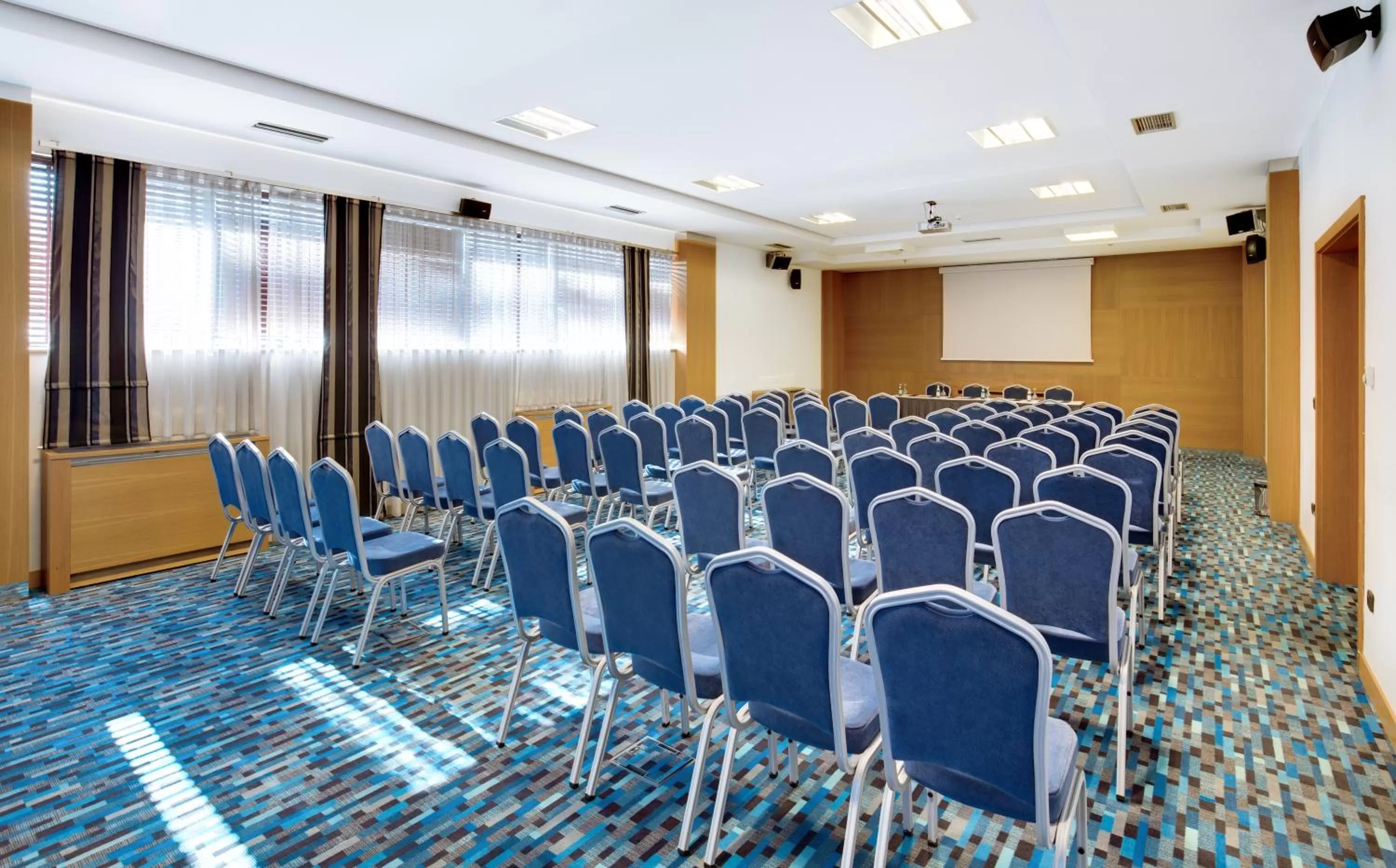 Business facilities in Emerald Hotel