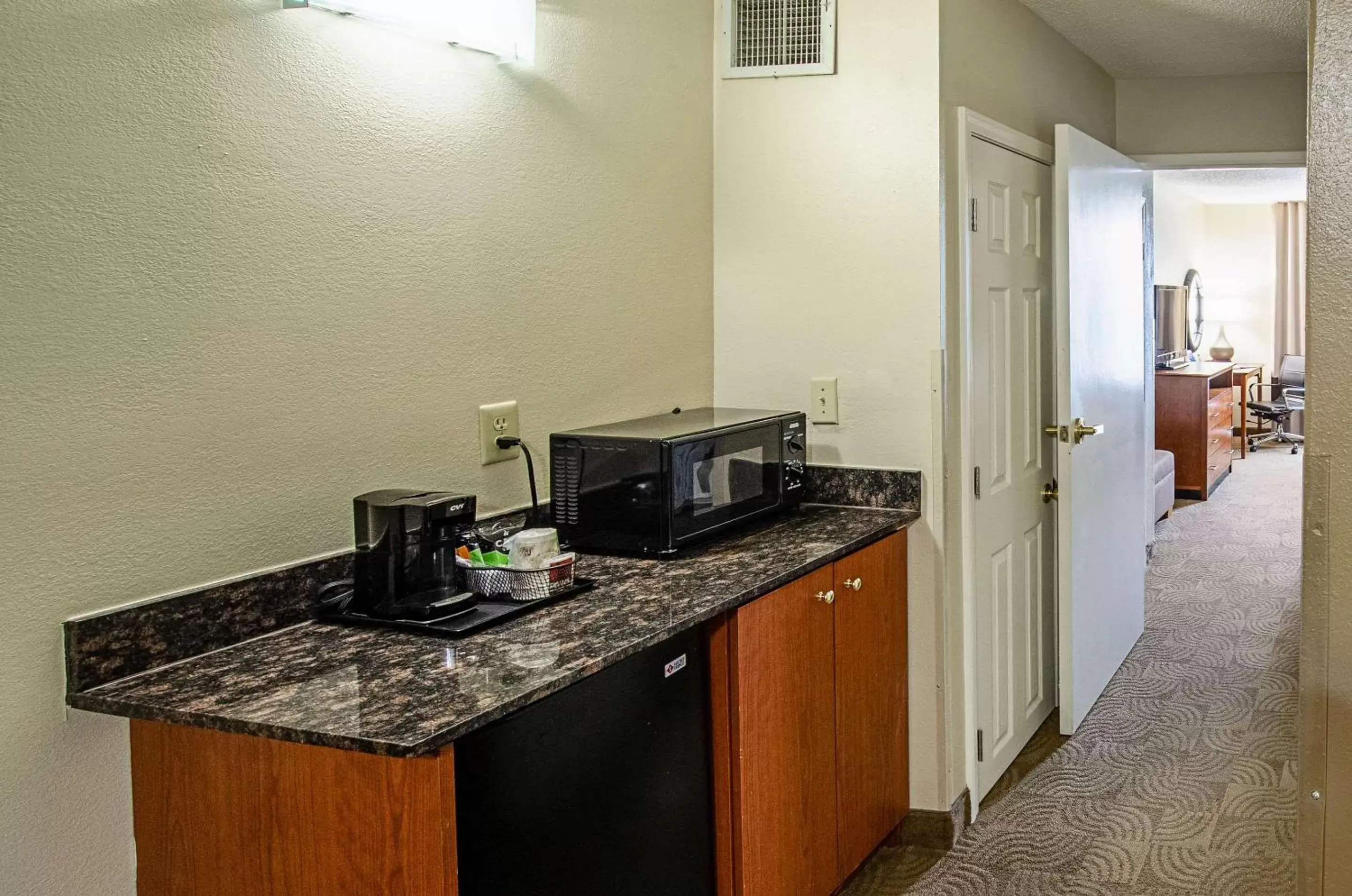 Photo of the whole room, Kitchen/Kitchenette in Comfort Inn & Suites Santee