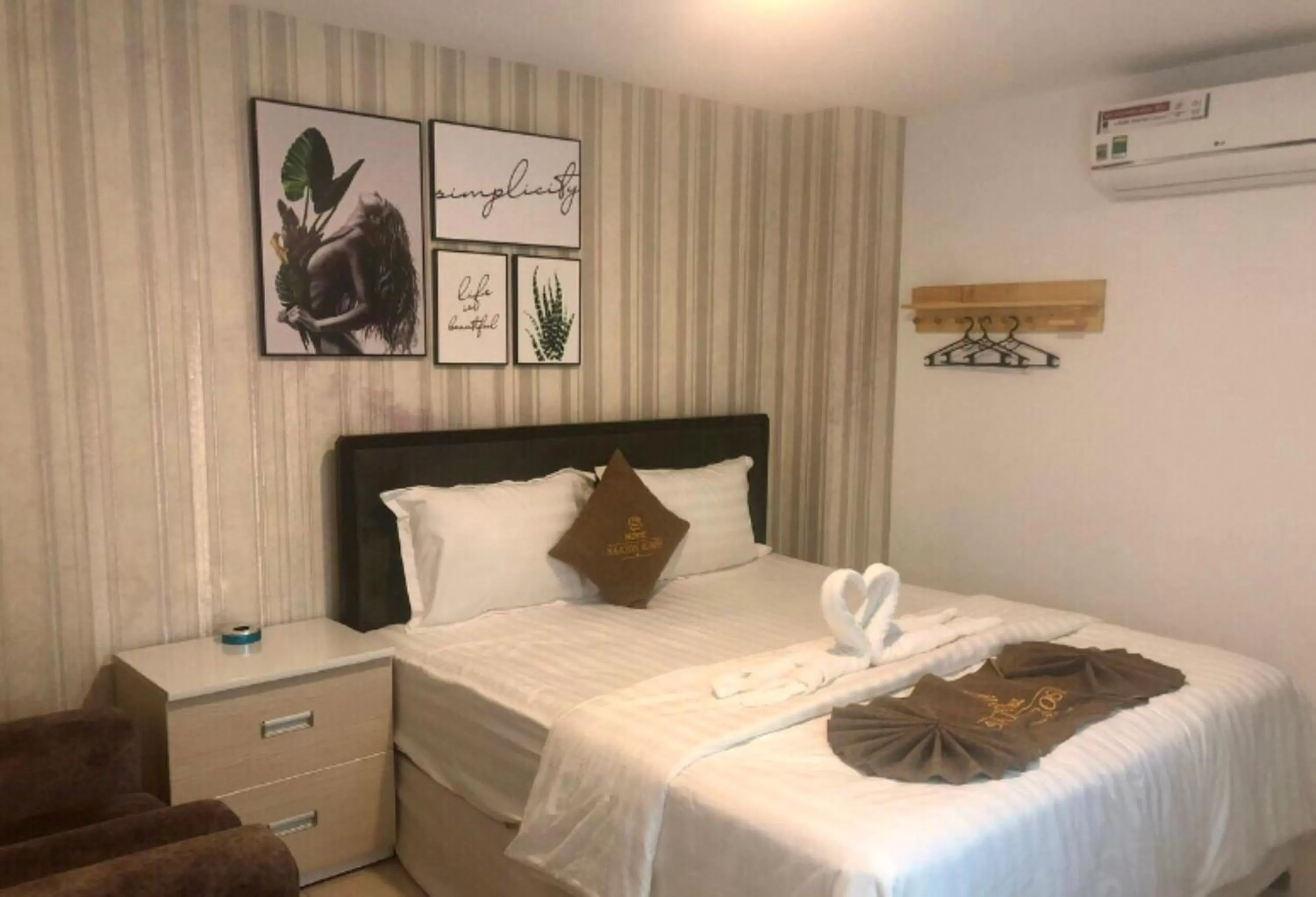 Photo of the whole room, Bed in SaiGon Rose Hotel