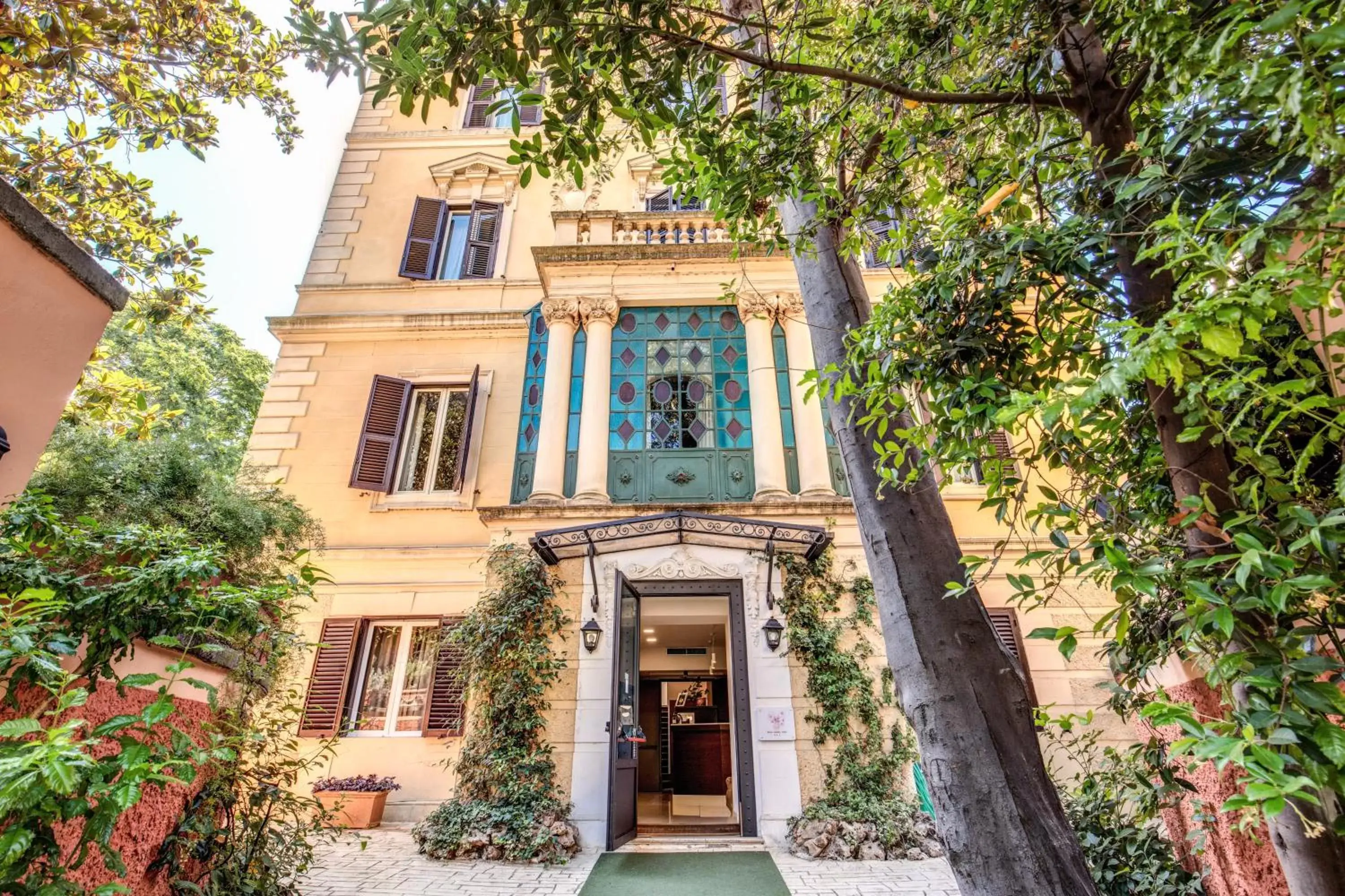 Facade/entrance, Property Building in Rome Garden Hotel