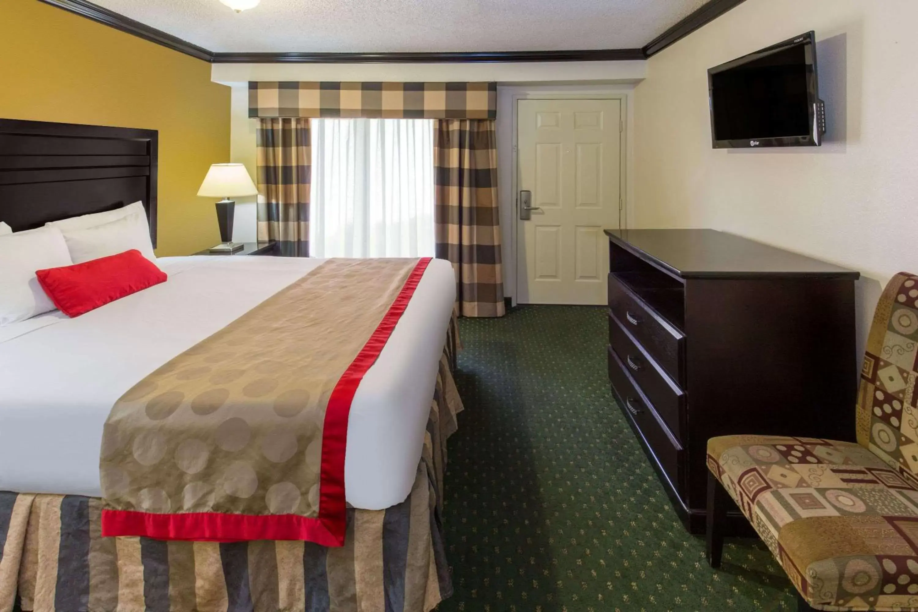 Photo of the whole room, Bed in Ramada by Wyndham Ontario