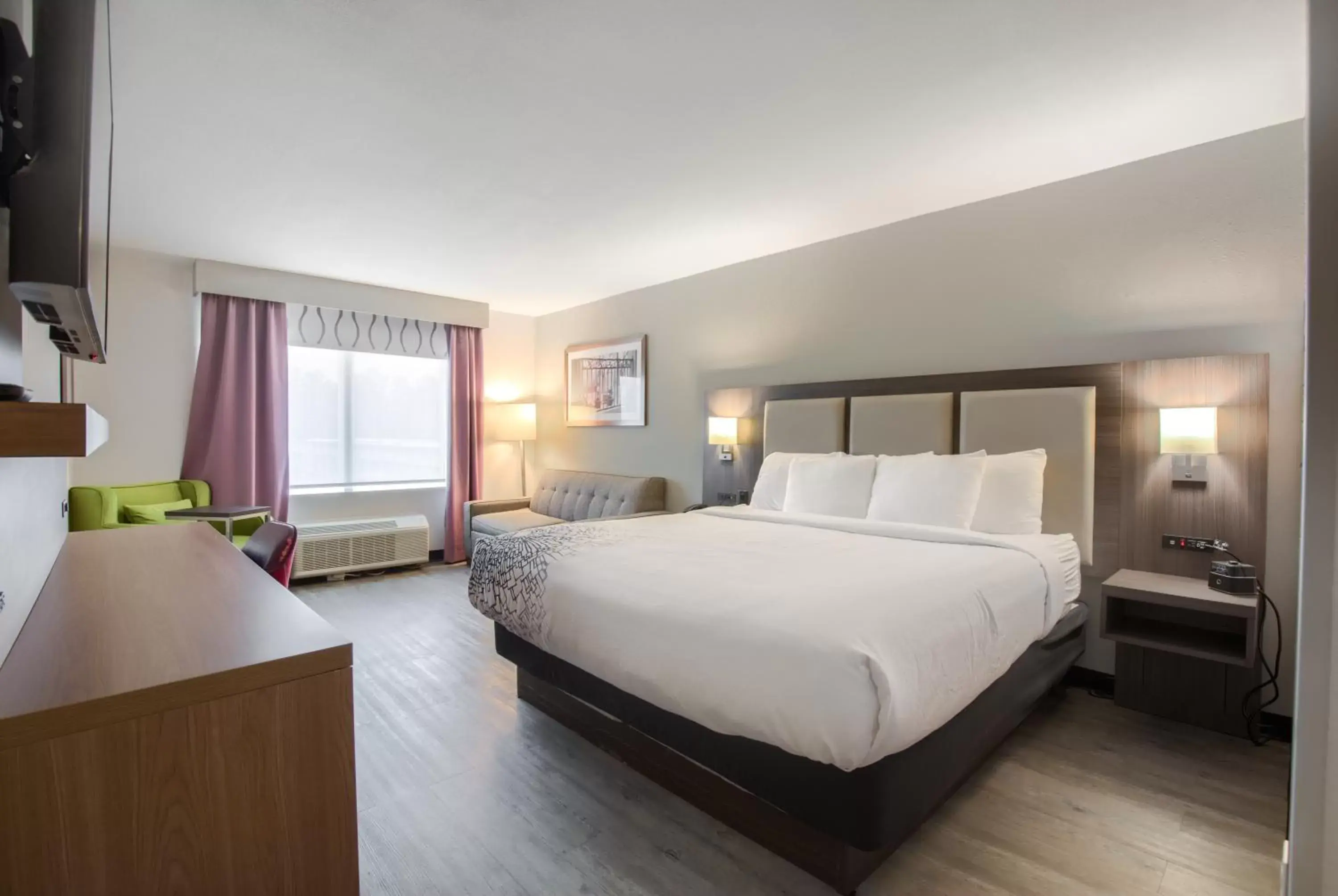 Photo of the whole room, Bed in La Quinta by Wyndham Mobile Photo of the whole room, Bed in La Quinta by Wyndham Mobile