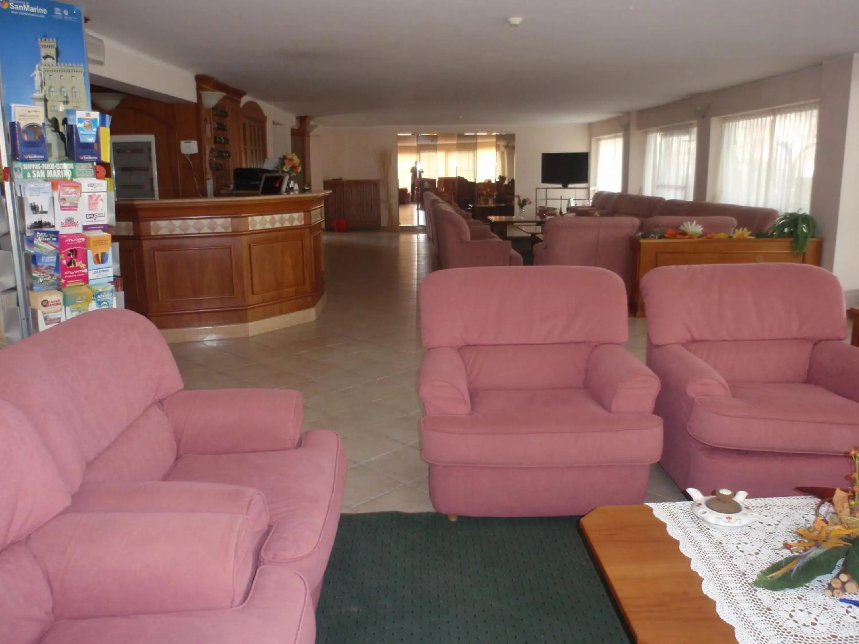Communal lounge/ TV room, Lobby/Reception in Hotel Glenn
