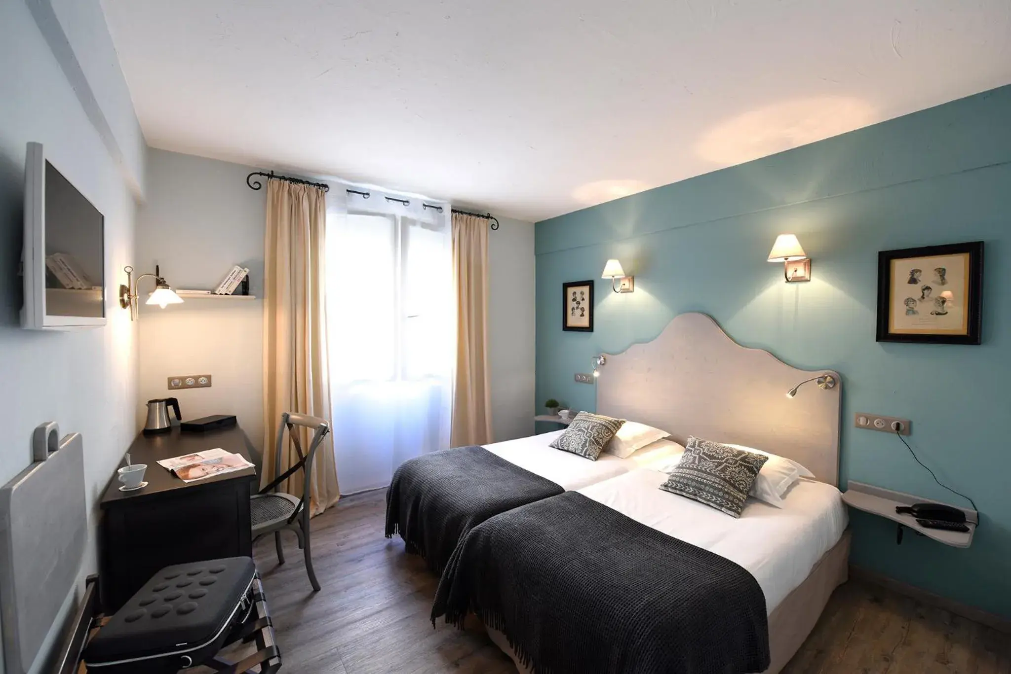 Photo of the whole room, Bed in The Originals Boutique, Hôtel du Parc, Cavaillon (Inter-Hotel)