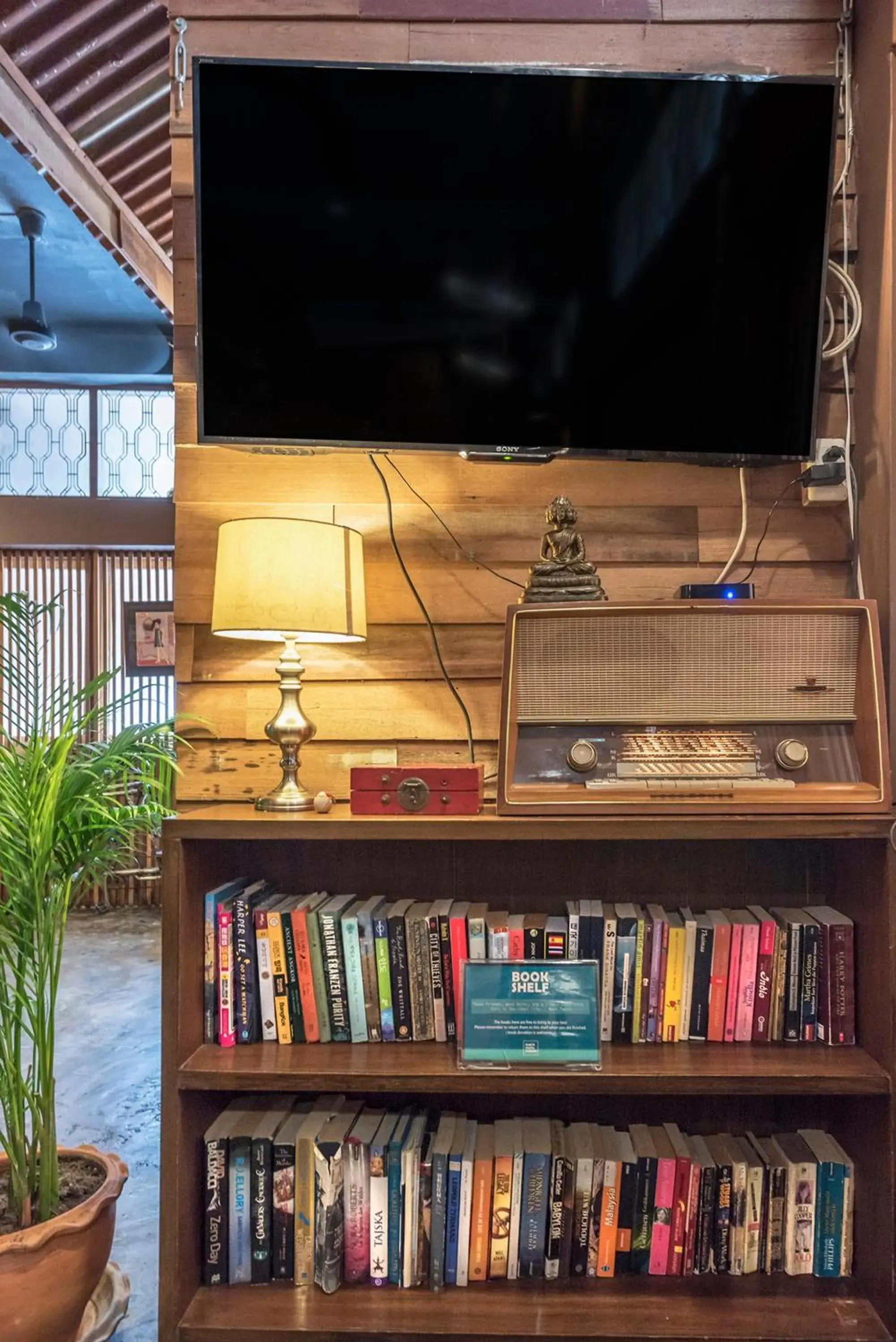 Communal lounge/ TV room, Library in Suneta Hostel Khaosan