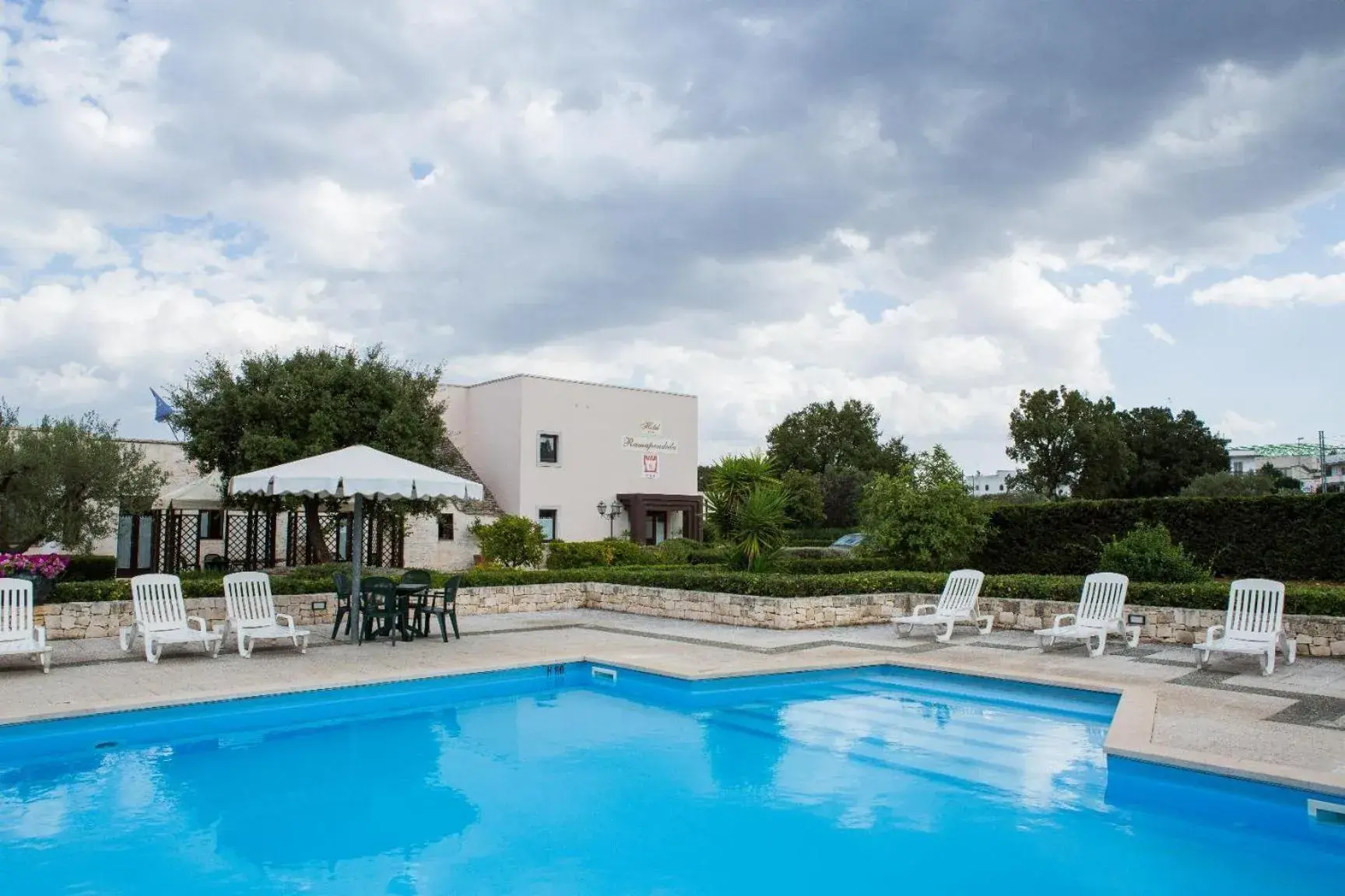 Swimming Pool in Hotel Ramapendula