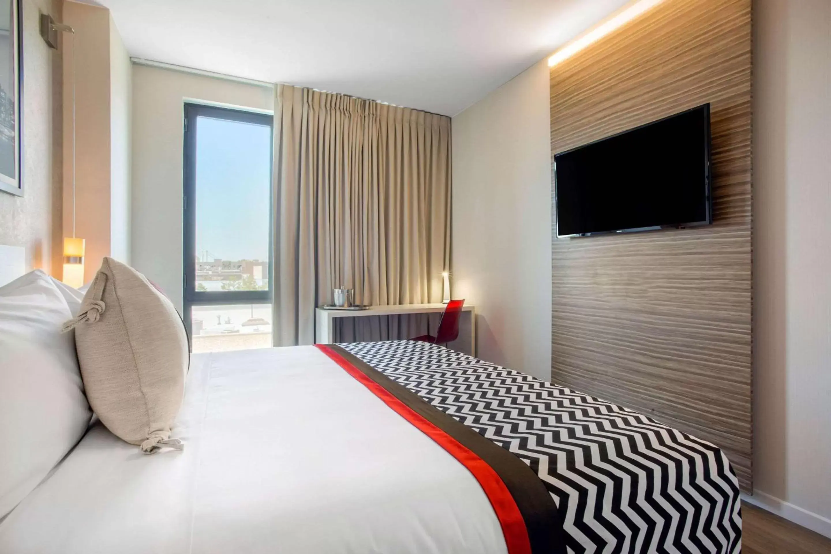 Photo of the whole room, Bed in Insignia Hotel, Ascend Hotel Collection