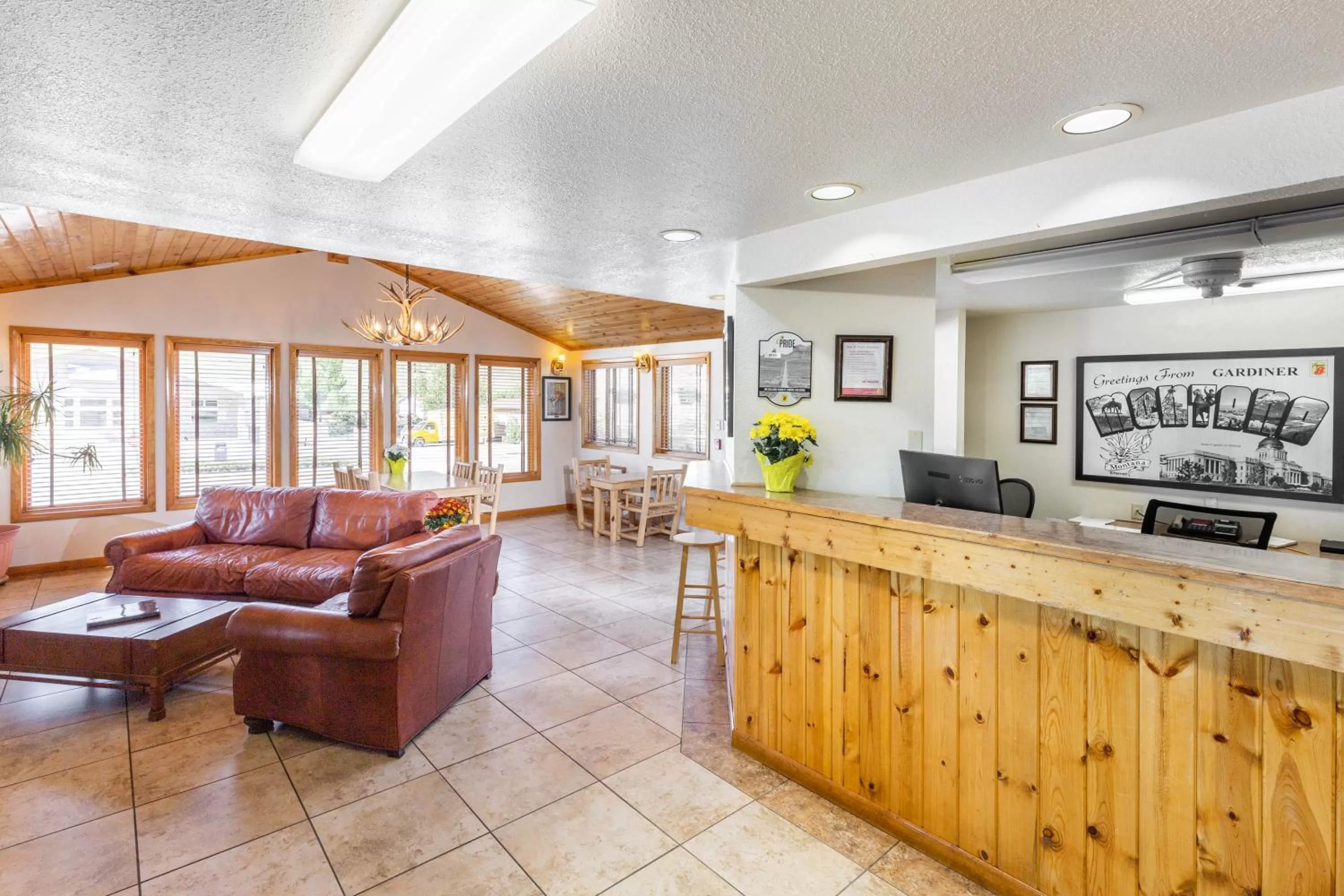 Lobby or reception in Super 8 by Wyndham Gardiner/Yellowstone Park Area