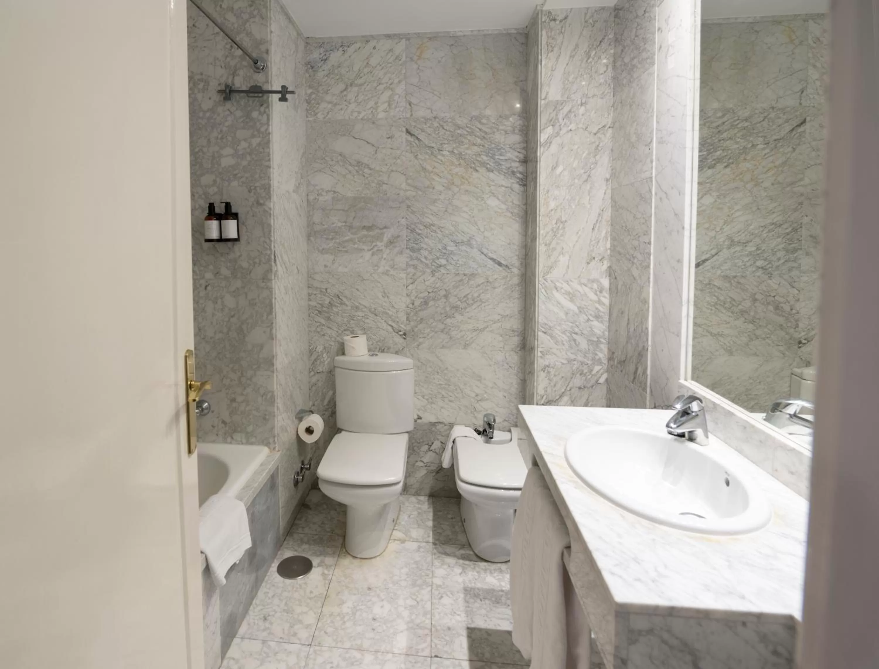 Bathroom in Barceló León Conde Luna