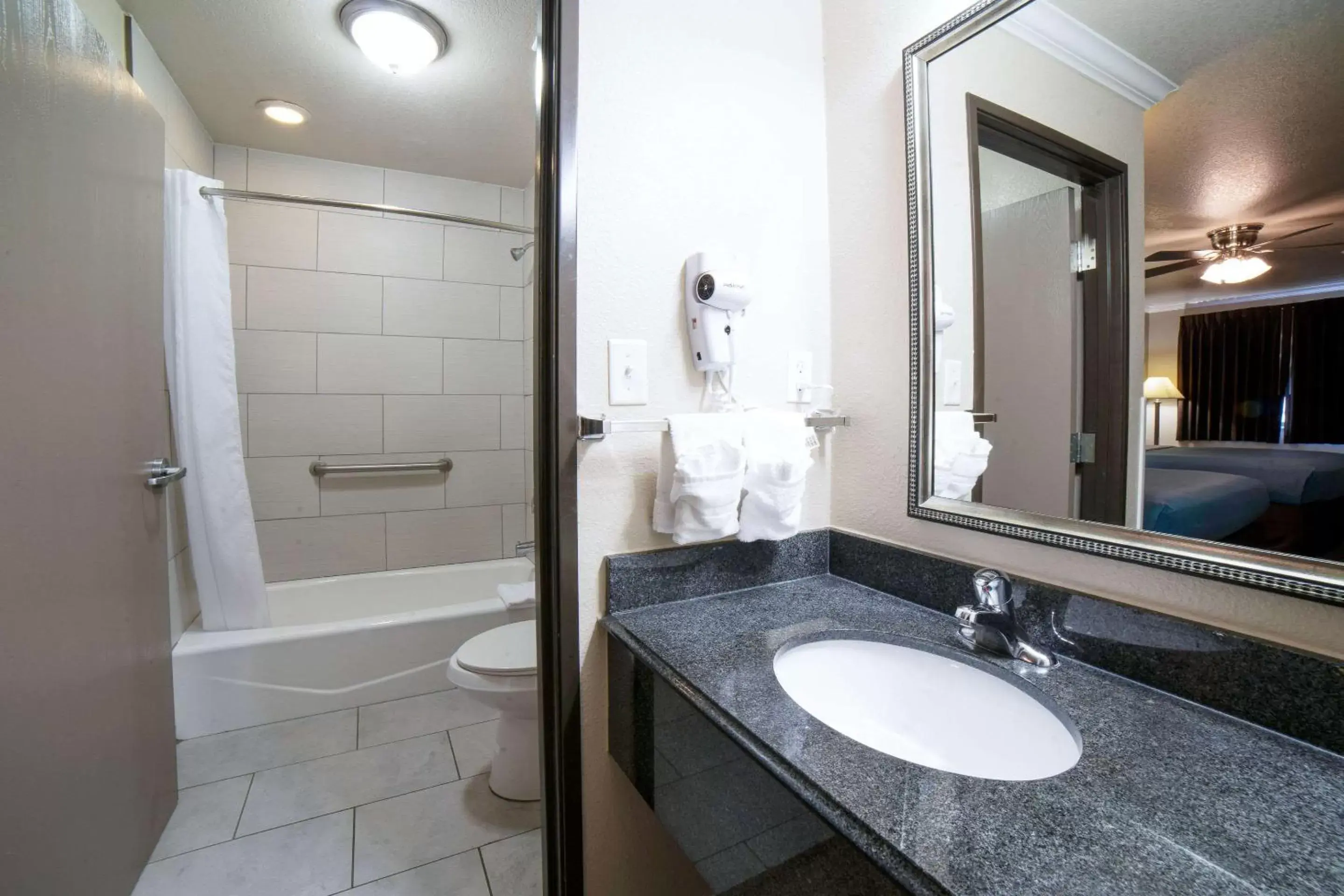 Bedroom, Bathroom in Econo Lodge Inn & Suites Corpus Christi