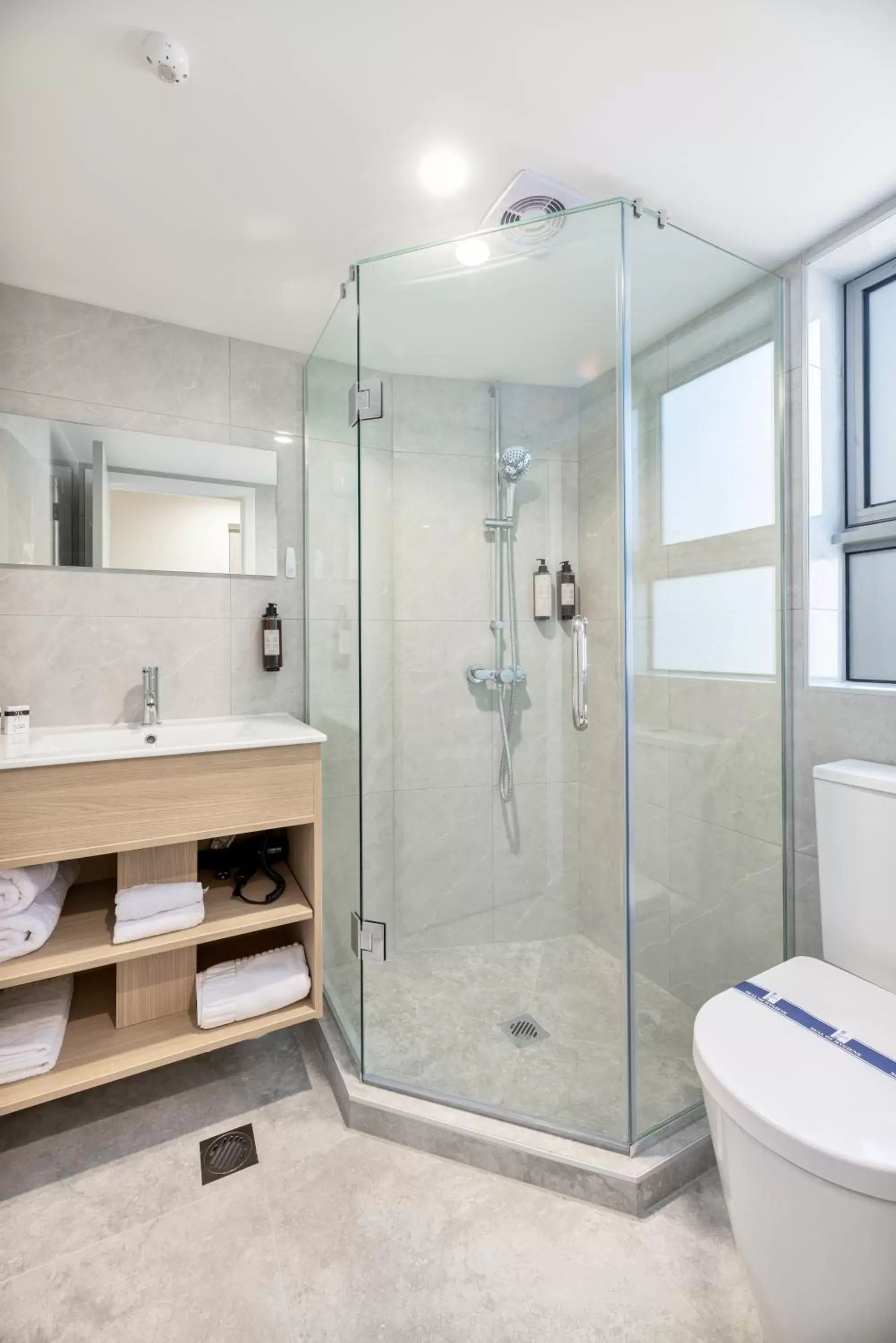 Shower, Bathroom in Best Western Newmarket Inn & Suites