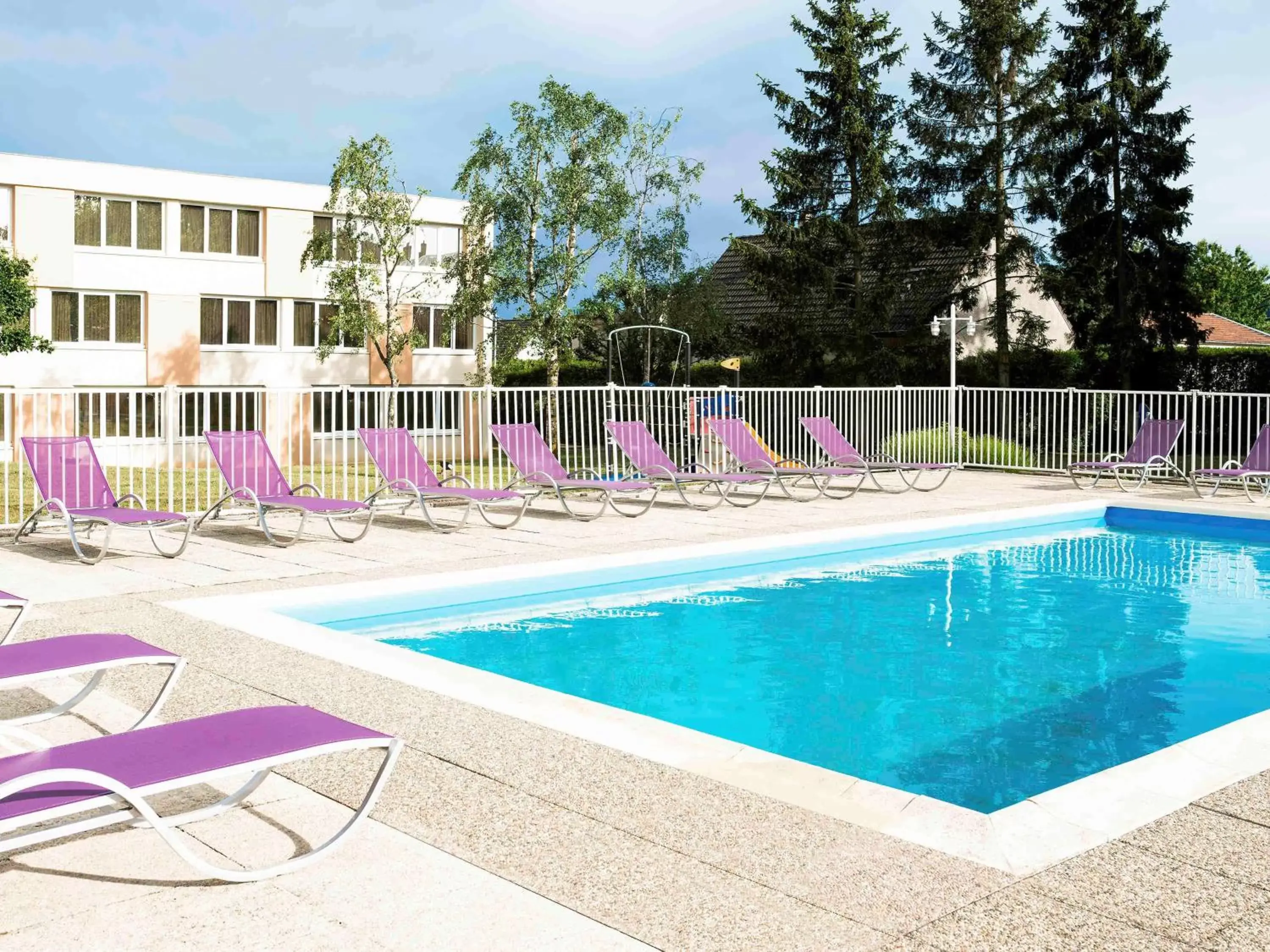 Garden, Swimming Pool in Novotel Dijon Sud