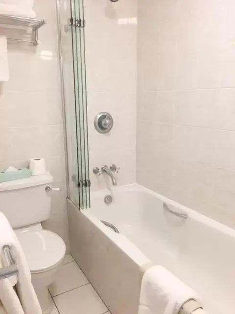 Bathroom in Arundel House Hotel