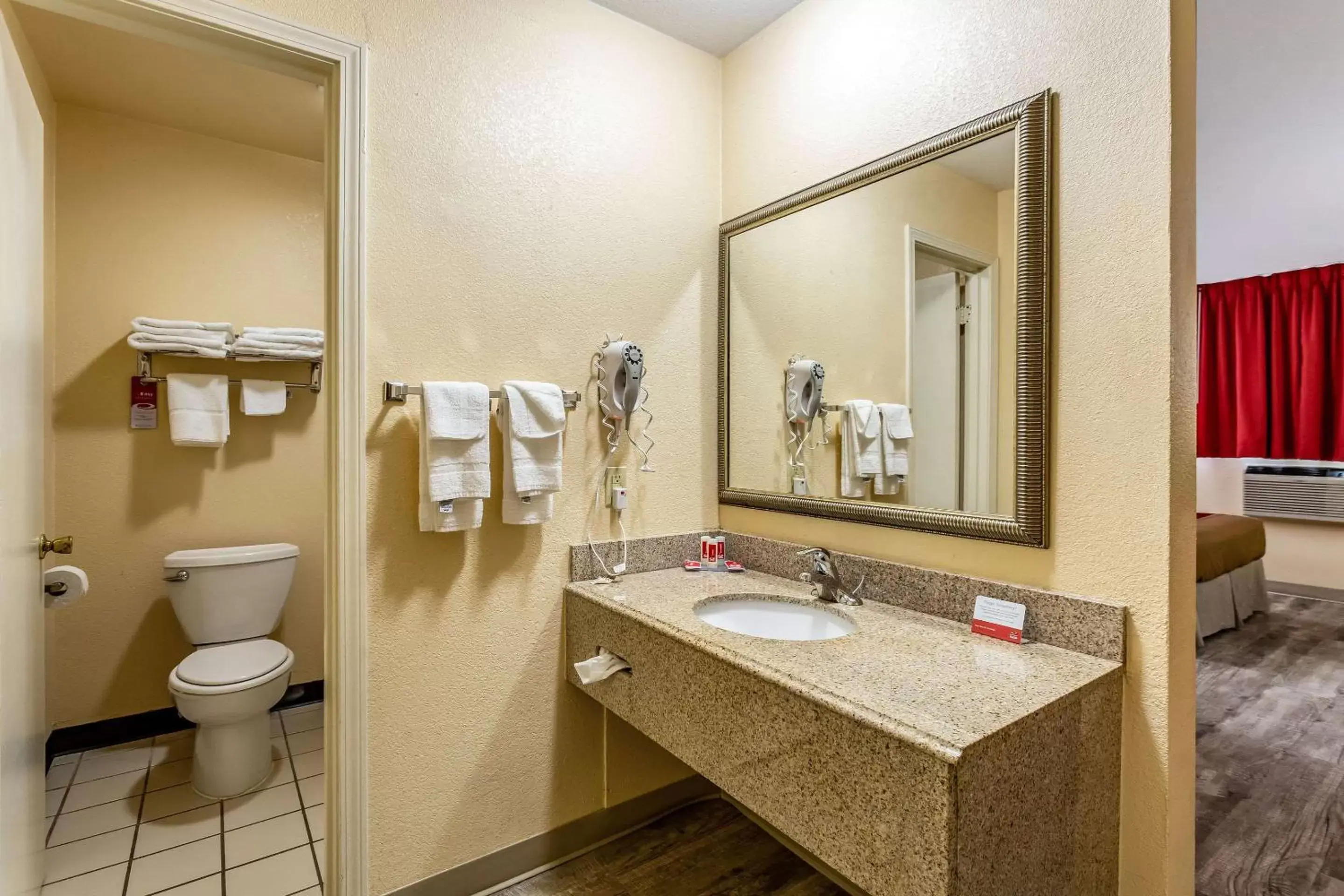 Bathroom in Econo Lodge Santa Rosa