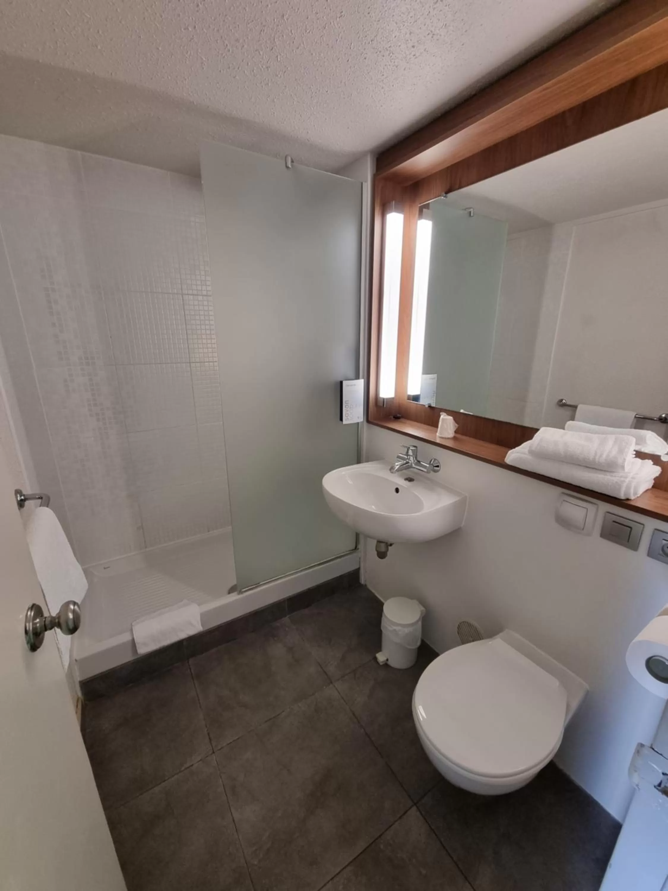 Shower in Campanile Toulouse - Blagnac Aéroport