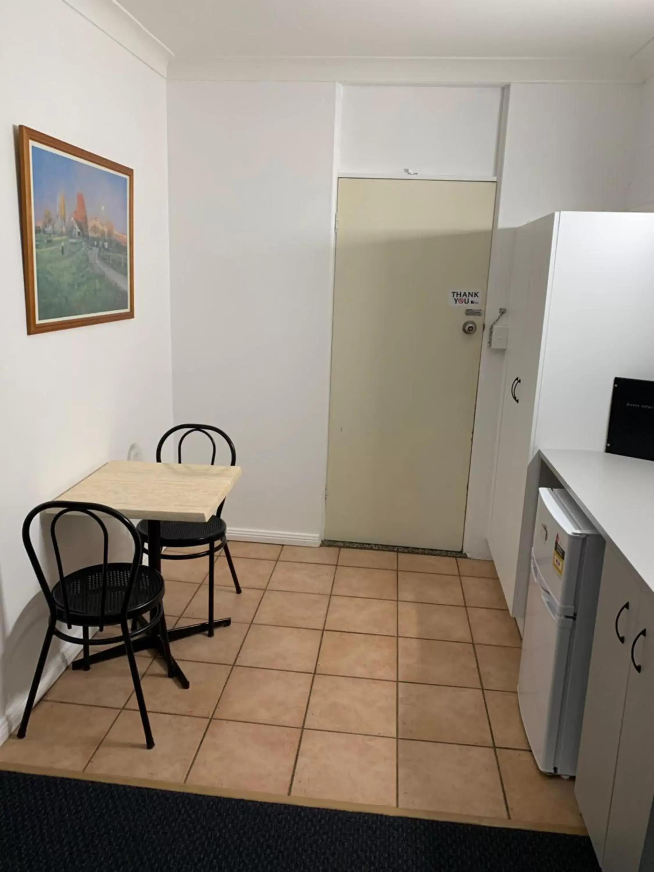 Kitchen or kitchenette, Dining Area in Glen Innes Motel