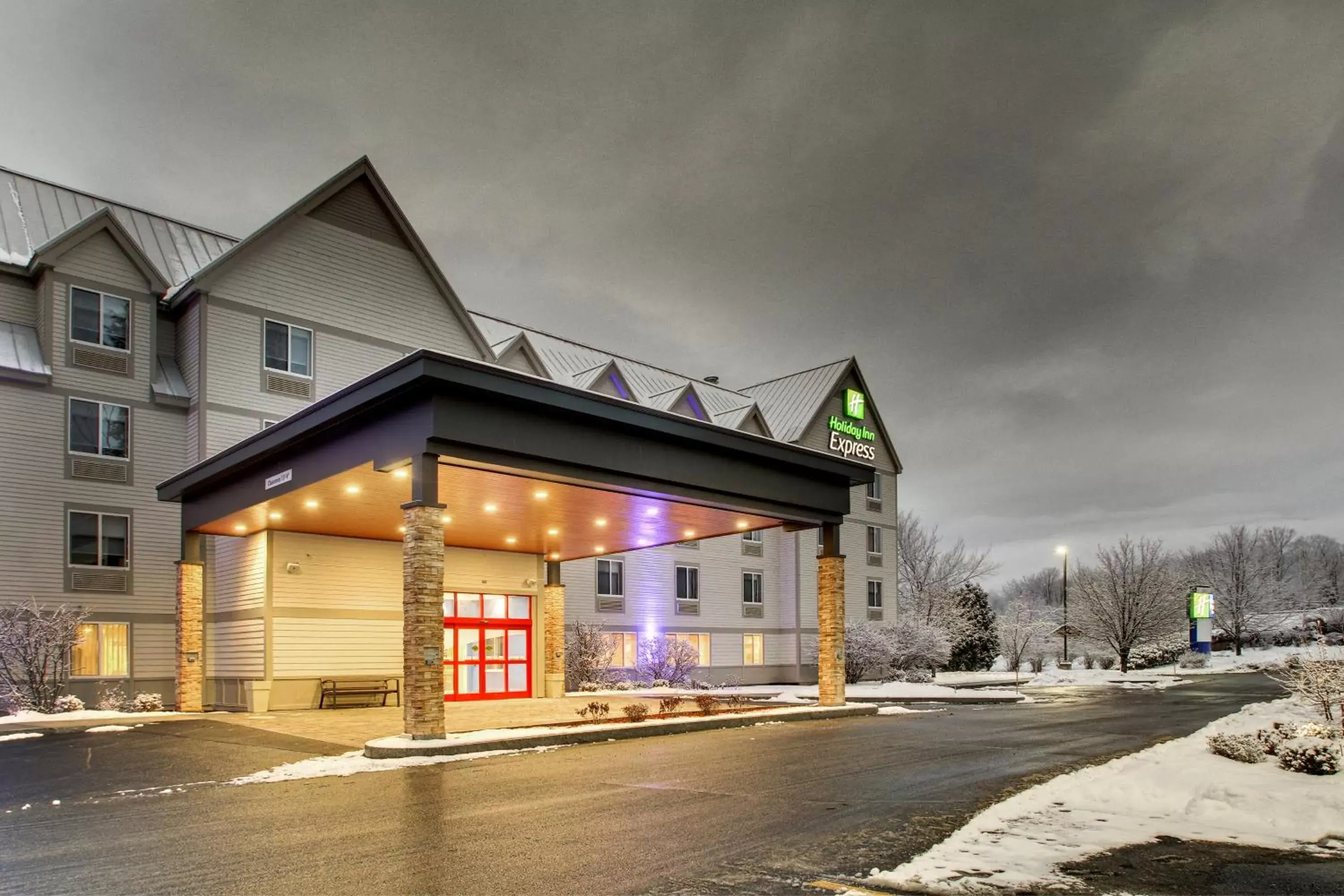 Property Building in Holiday Inn Express & Suites - Lincoln East - White Mountains, an IHG Hotel