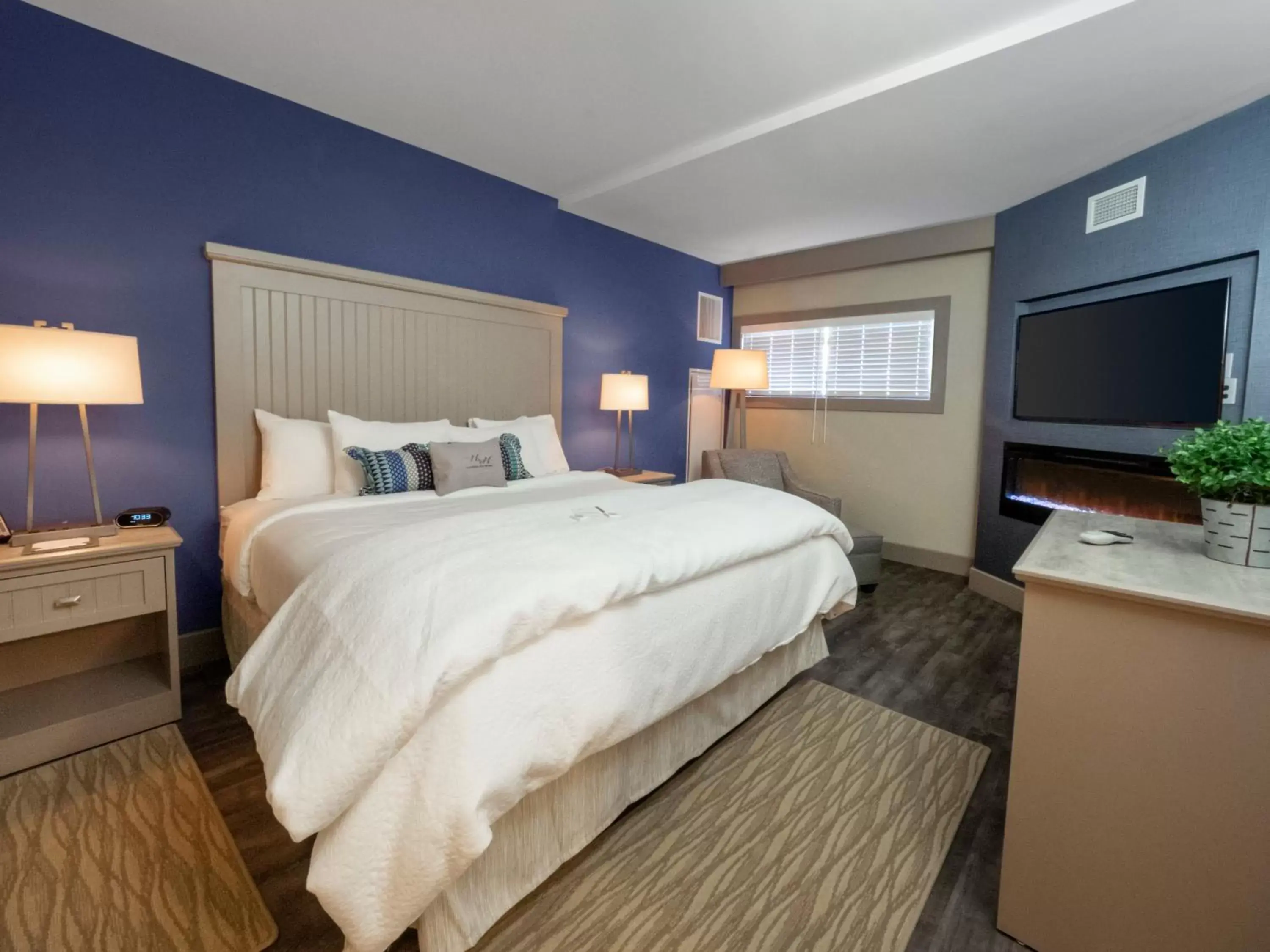 Bedroom, Bed in Chautauqua Harbor Hotel - Jamestown