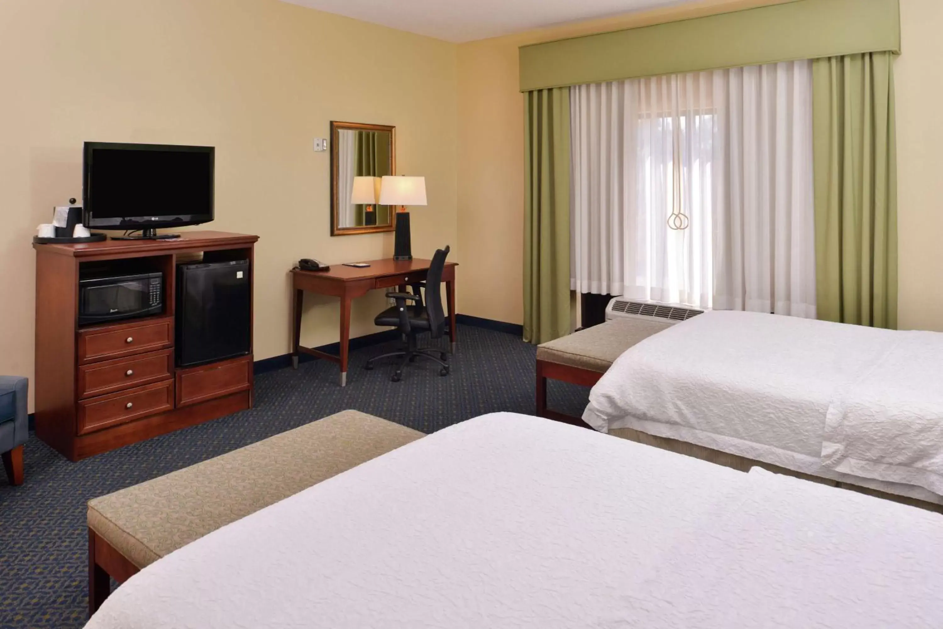 Bedroom, Bed in Hampton Inn Jackson-College Avenue