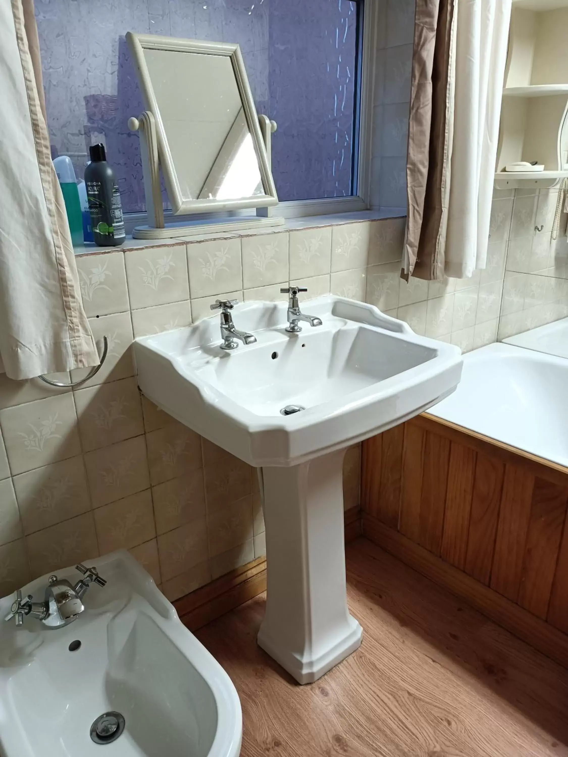 Shower, Bathroom in Hotel 5 Ravenhurst Drive M6 J7