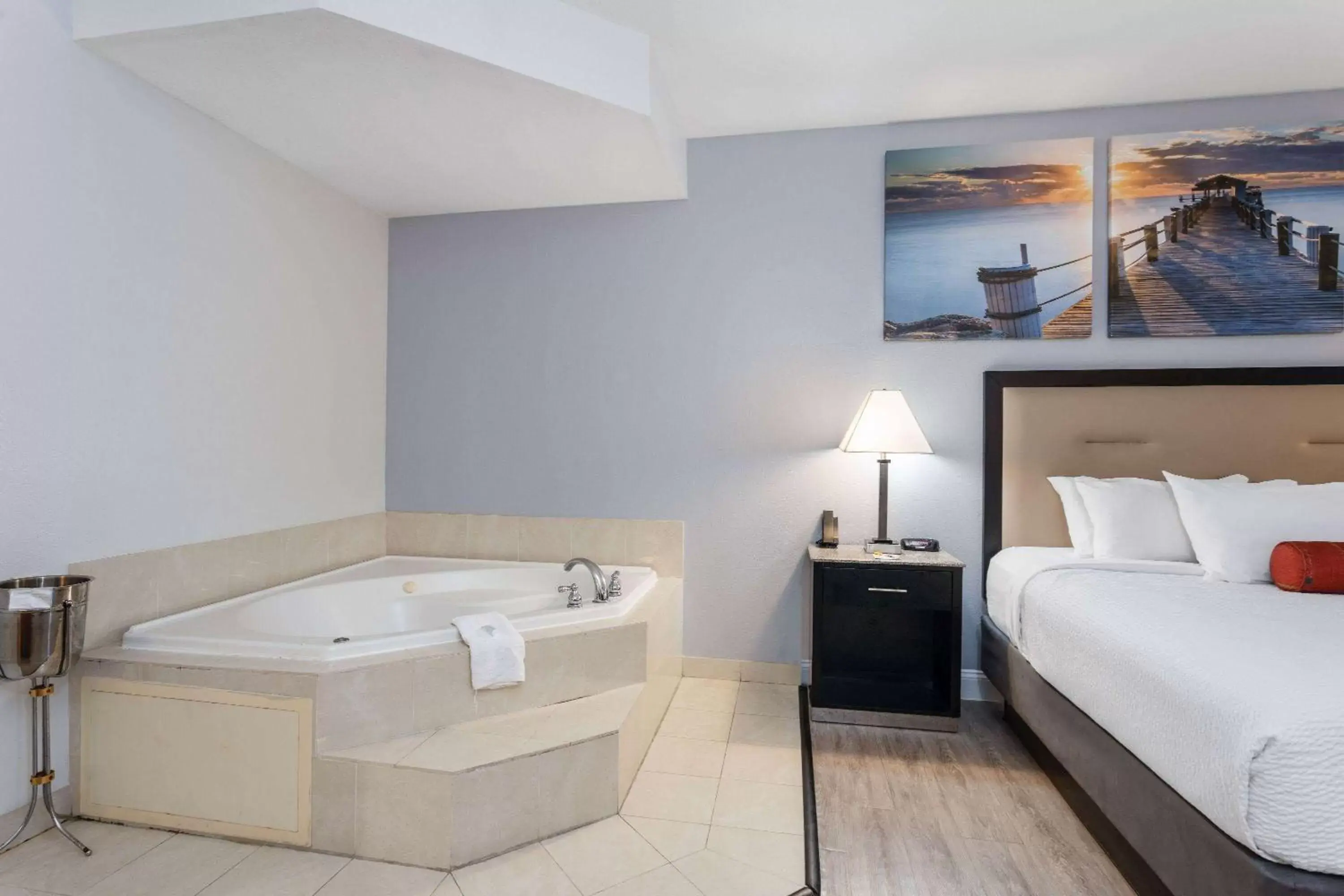 Hot Tub, Bathroom in Days Inn & Suites by Wyndham Lakeland