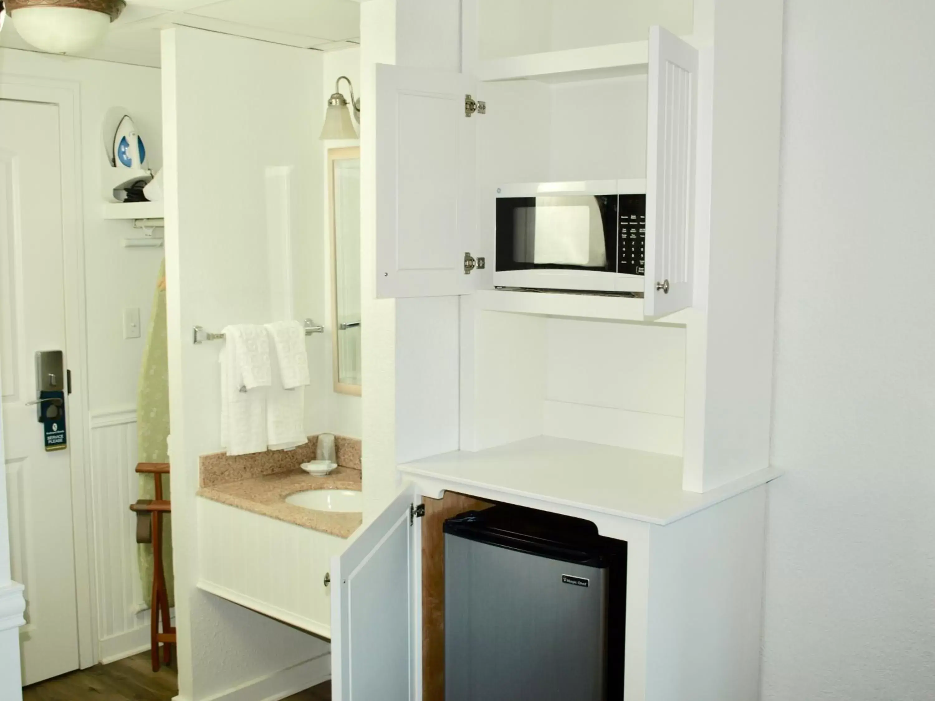 Kitchen/Kitchenette in Atlantic View Hotel