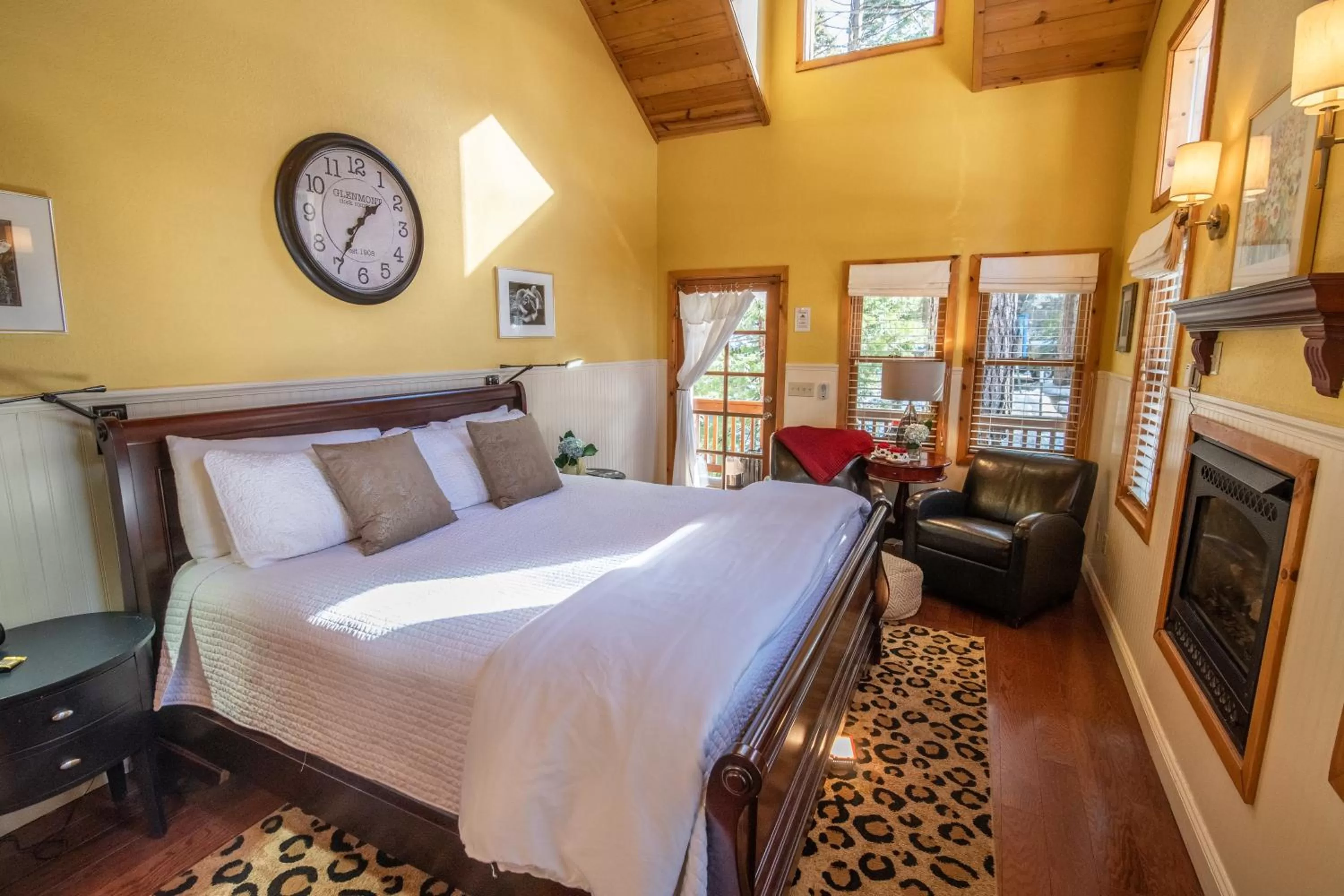 Bed in Elliott House Boutique Inn