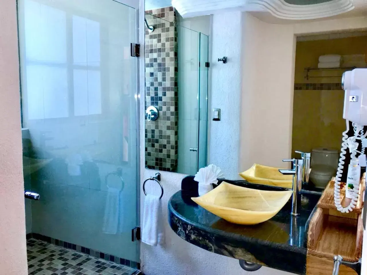 Shower, Bathroom in Hotel Blue Star Cancun