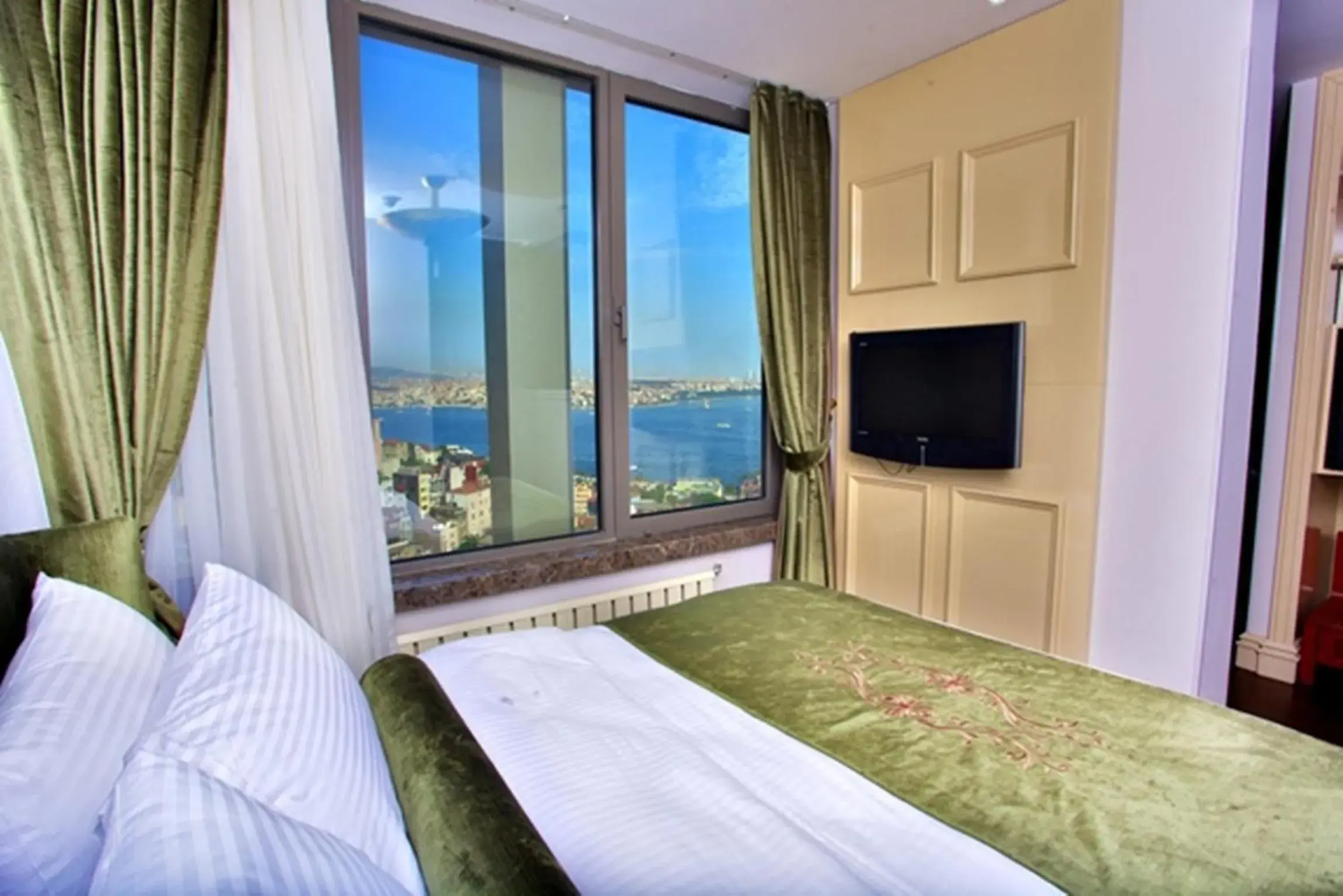 Bird's eye view, Bed in Taksim Star Hotel