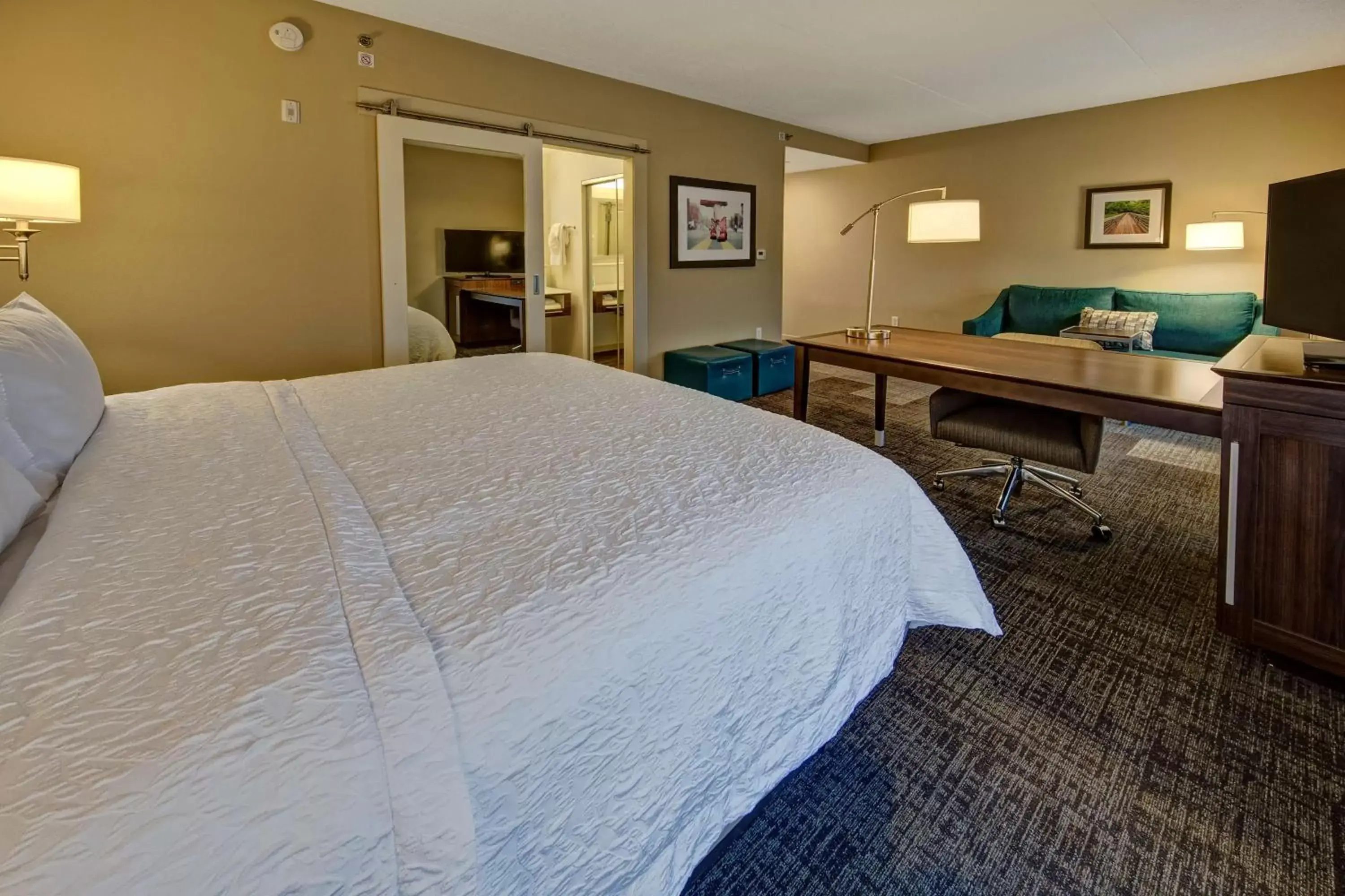 Bed in Hampton Inn & Suites By Hilton Nashville Hendersonville Tn