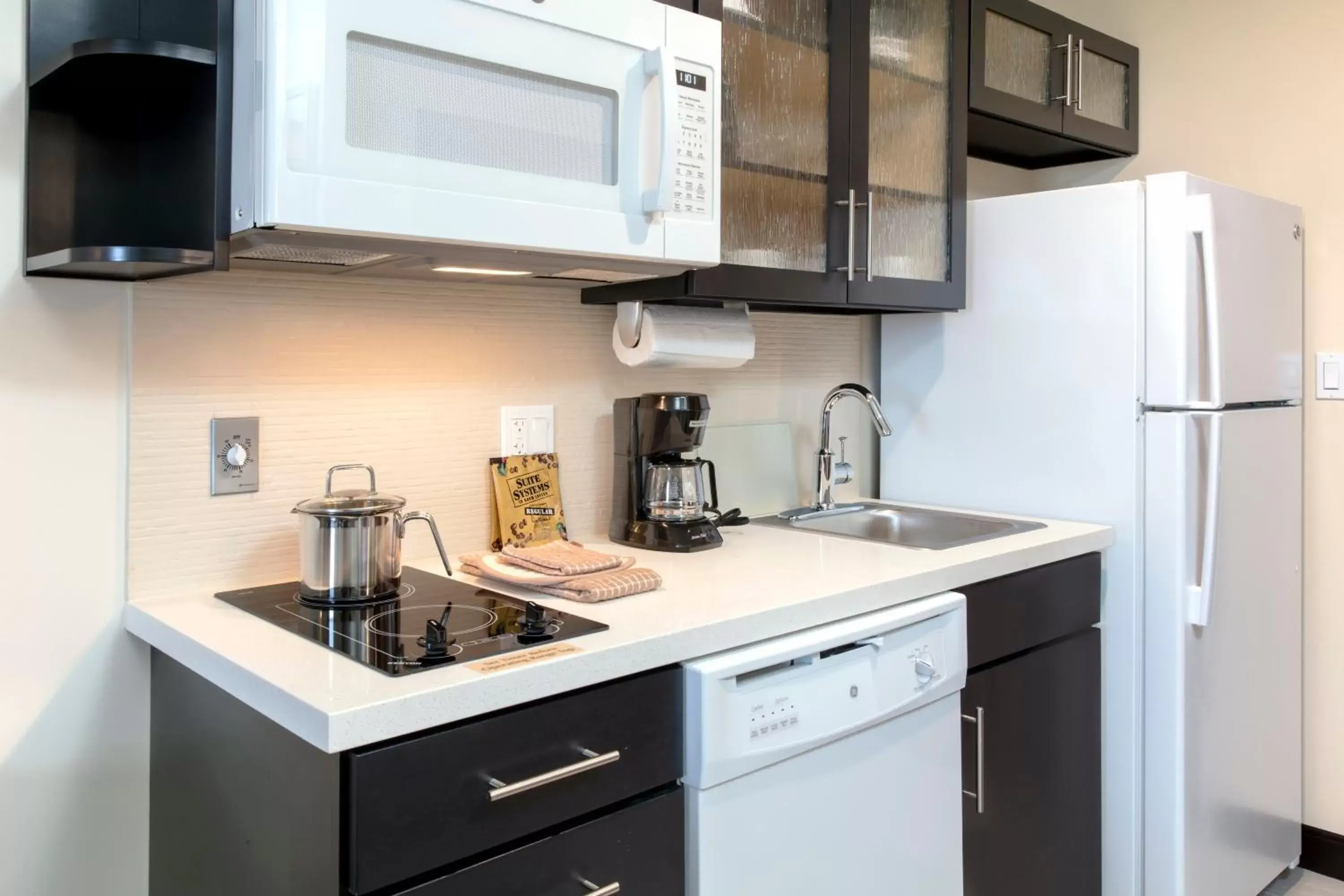 Photo of the whole room, Kitchen/Kitchenette in Candlewood Suites - Miami Exec Airport - Kendall, an IHG Hotel