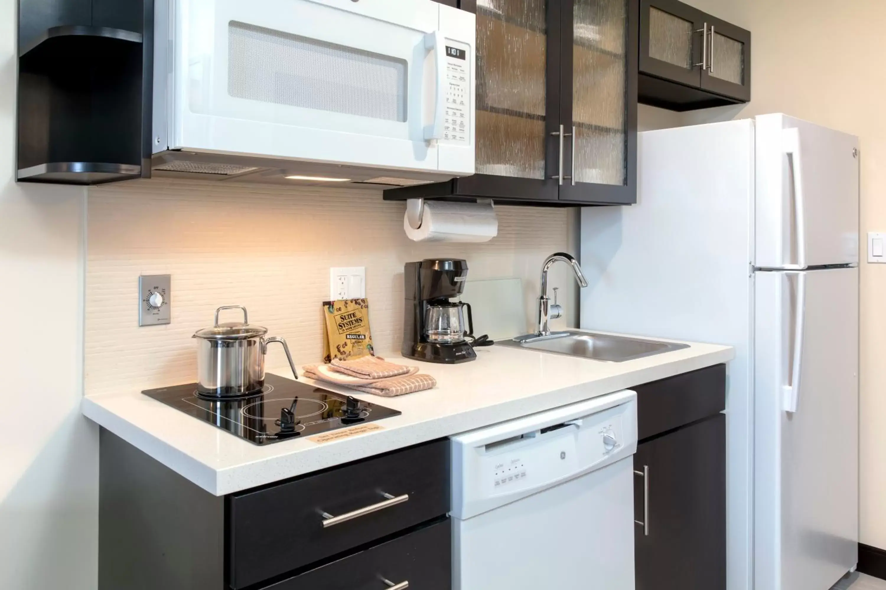 Bedroom, Kitchen/Kitchenette in Candlewood Suites - Miami Exec Airport - Kendall, an IHG Hotel