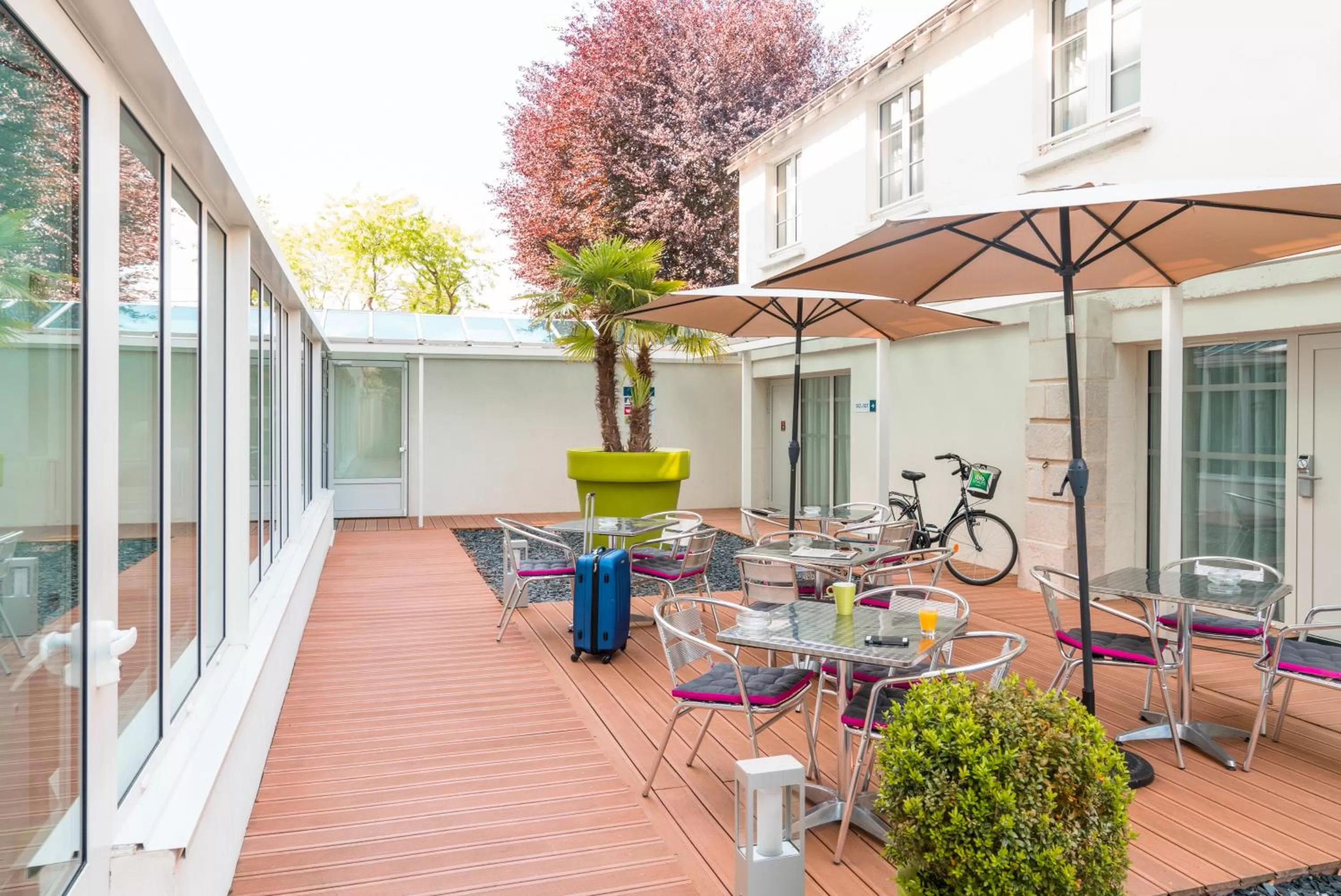 Patio in ibis Styles Saumur Gare Centre